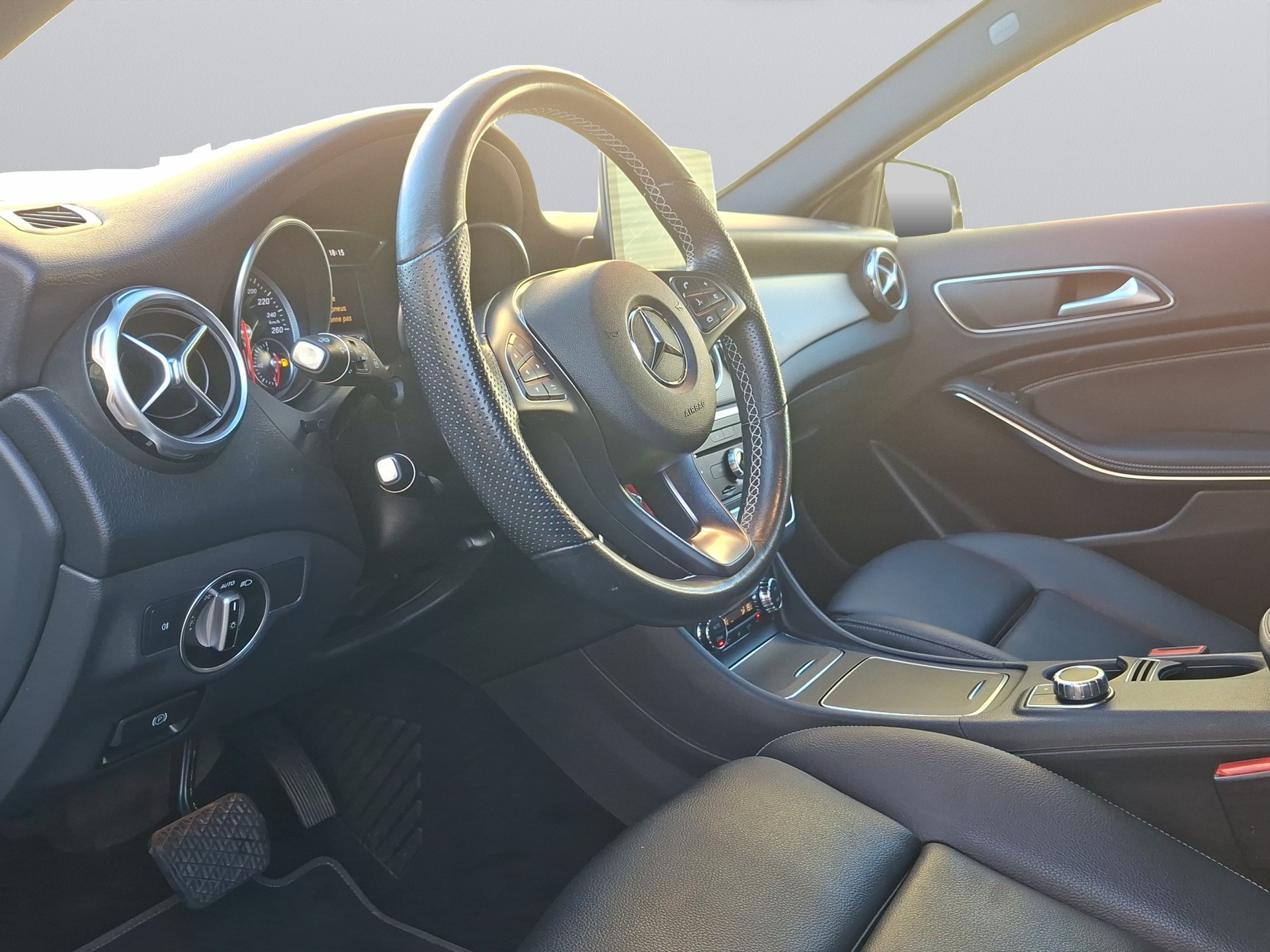 MERCEDES-BENZ GLA 200 Style 7G-DCT-image-19