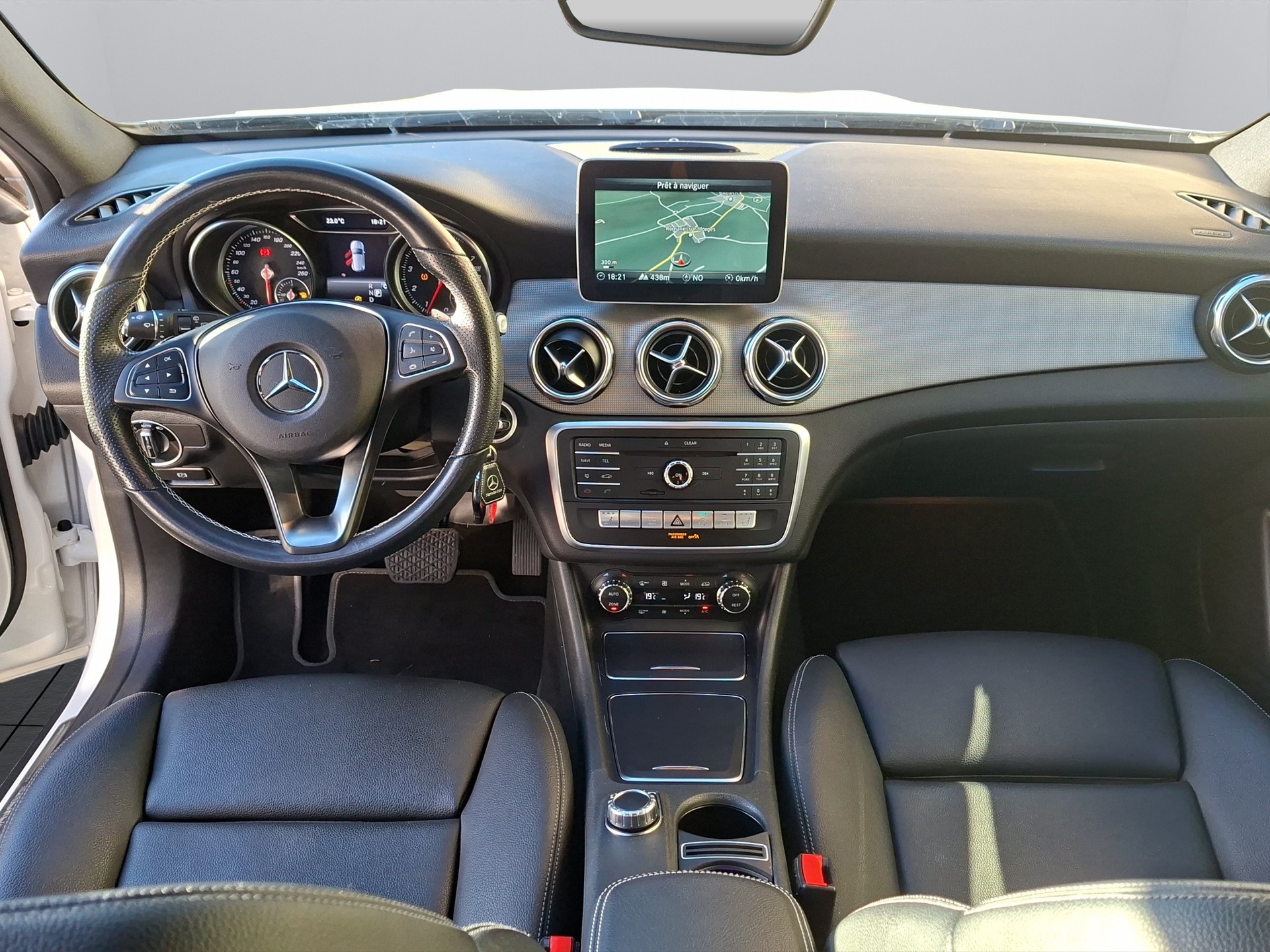 MERCEDES-BENZ GLA 200 Style 7G-DCT-image-24