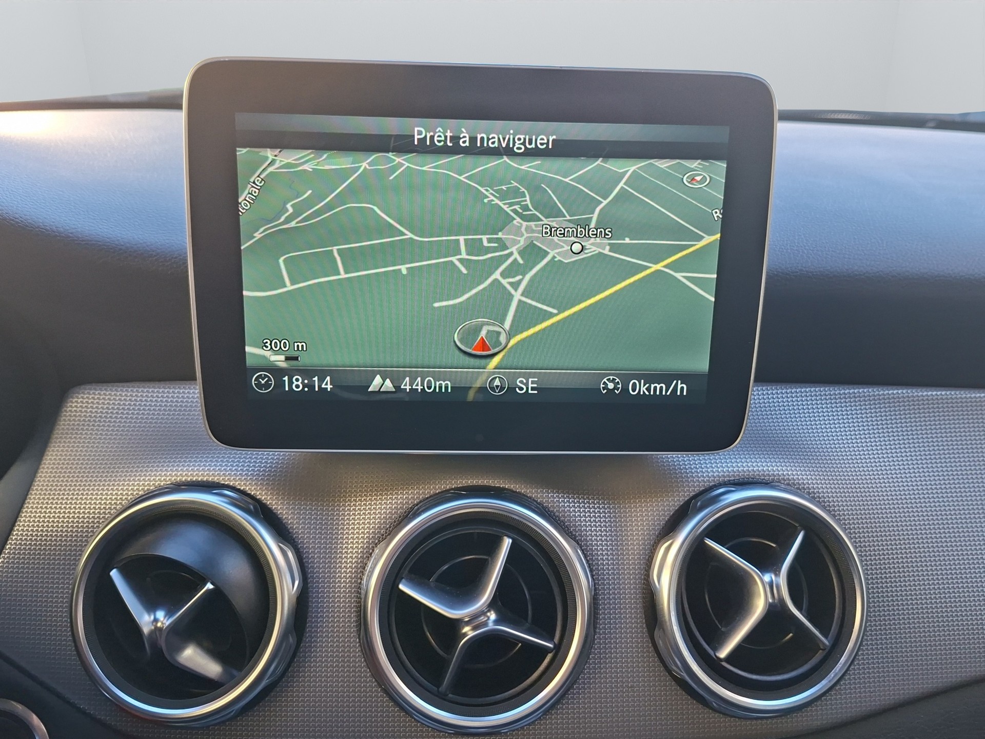 MERCEDES-BENZ GLA 200 Style 7G-DCT-image-18