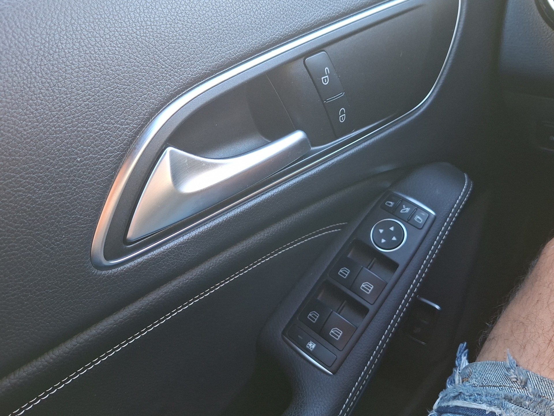 MERCEDES-BENZ GLA 200 Style 7G-DCT-image-15