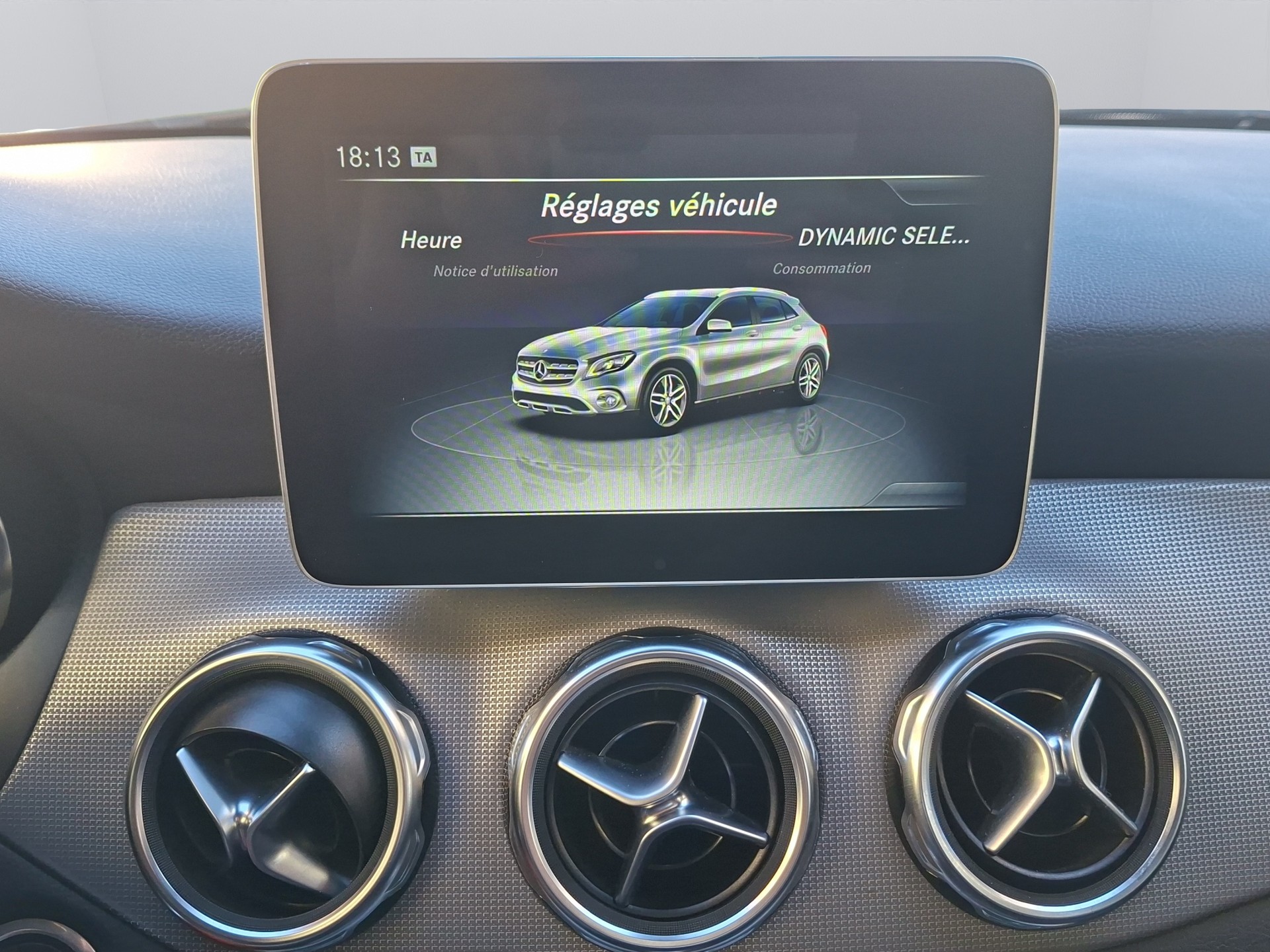 MERCEDES-BENZ GLA 200 Style 7G-DCT-image-16