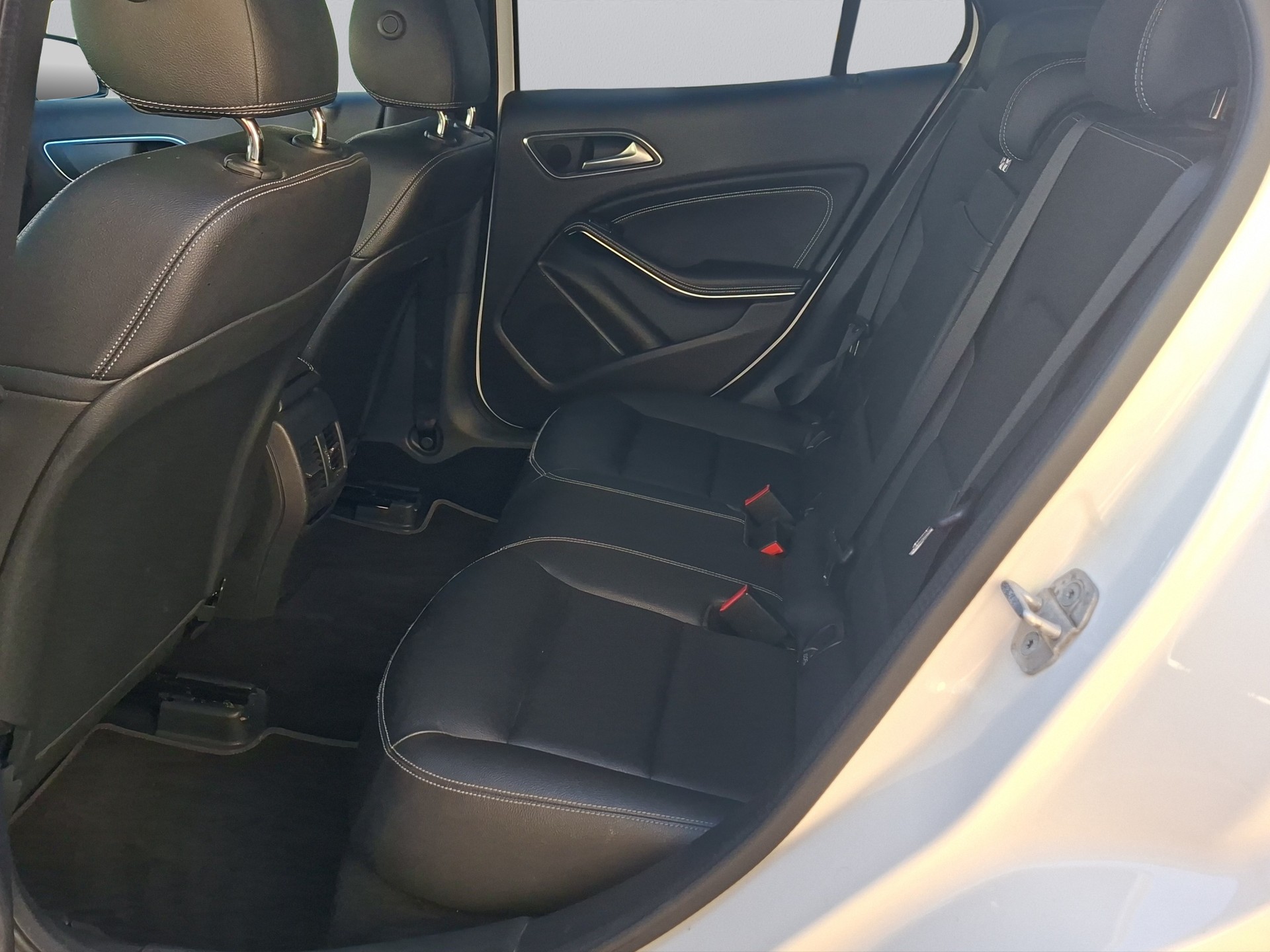 MERCEDES-BENZ GLA 200 Style 7G-DCT-image-13