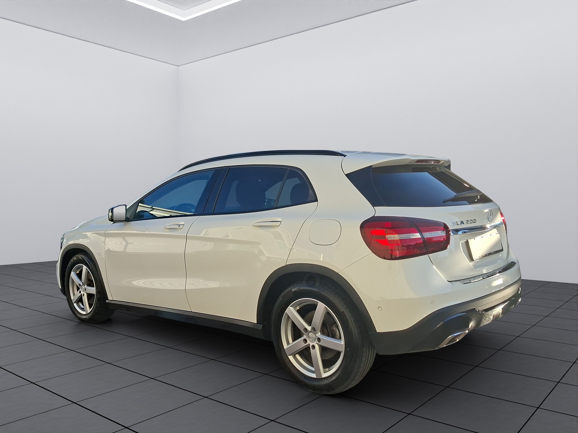 MERCEDES-BENZ GLA 200 Style 7G-DCT-image-3