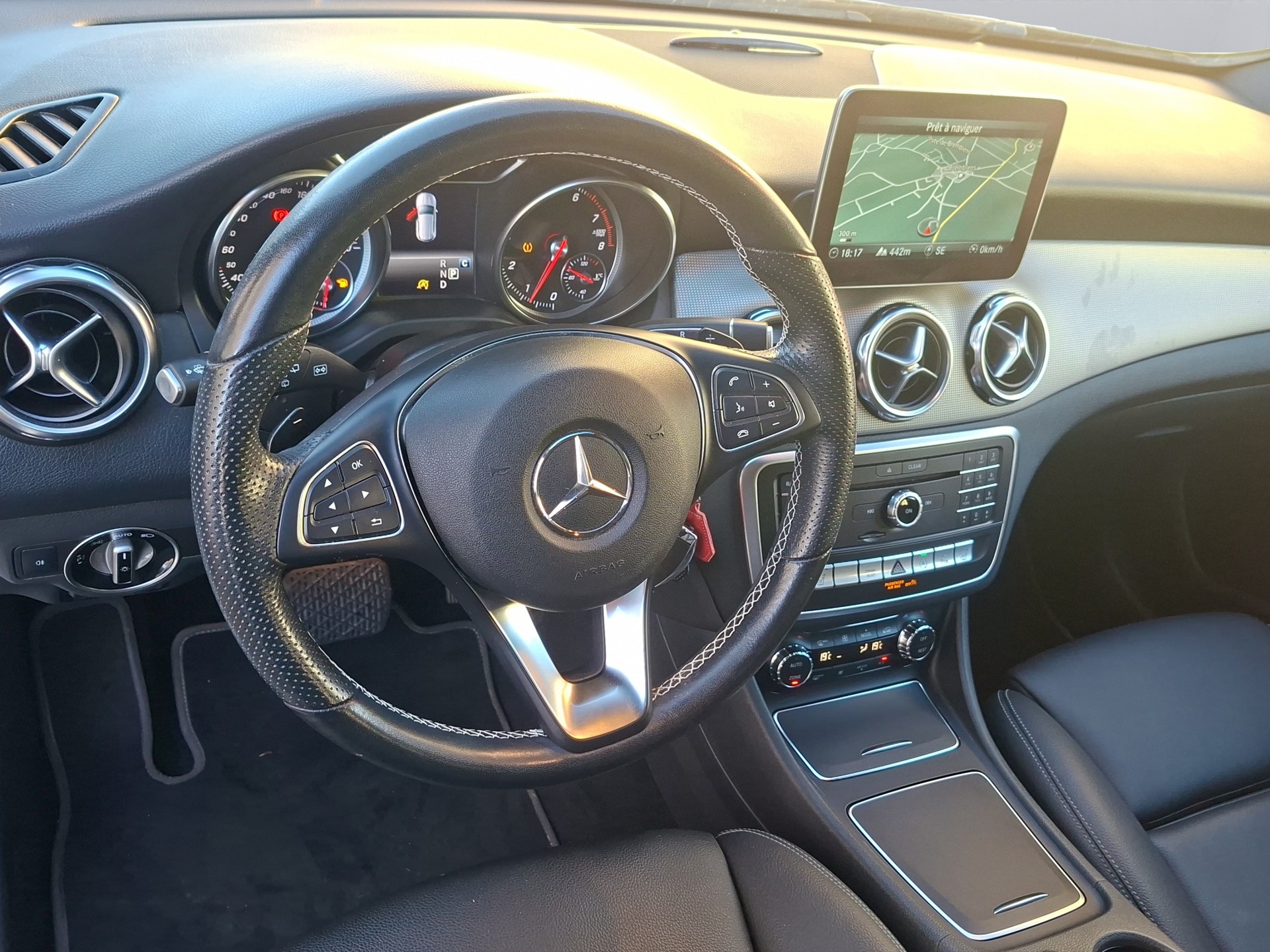 MERCEDES-BENZ GLA 200 Style 7G-DCT-image-17