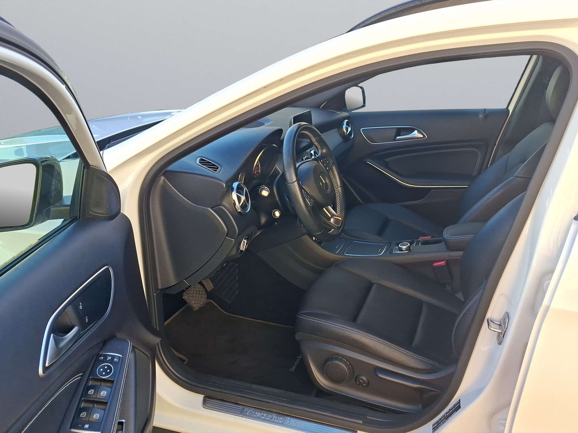 MERCEDES-BENZ GLA 200 Style 7G-DCT-image-10