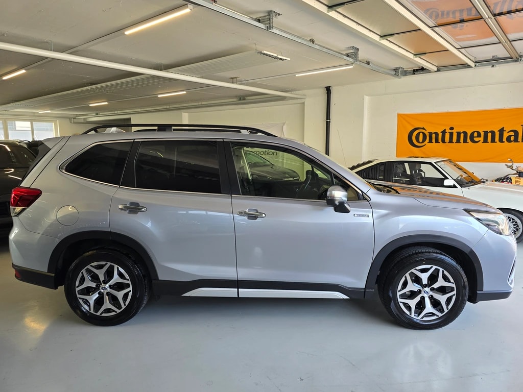 SUBARU Forester 2.0i e-Boxer Swiss Plus Lineartronic-image-3