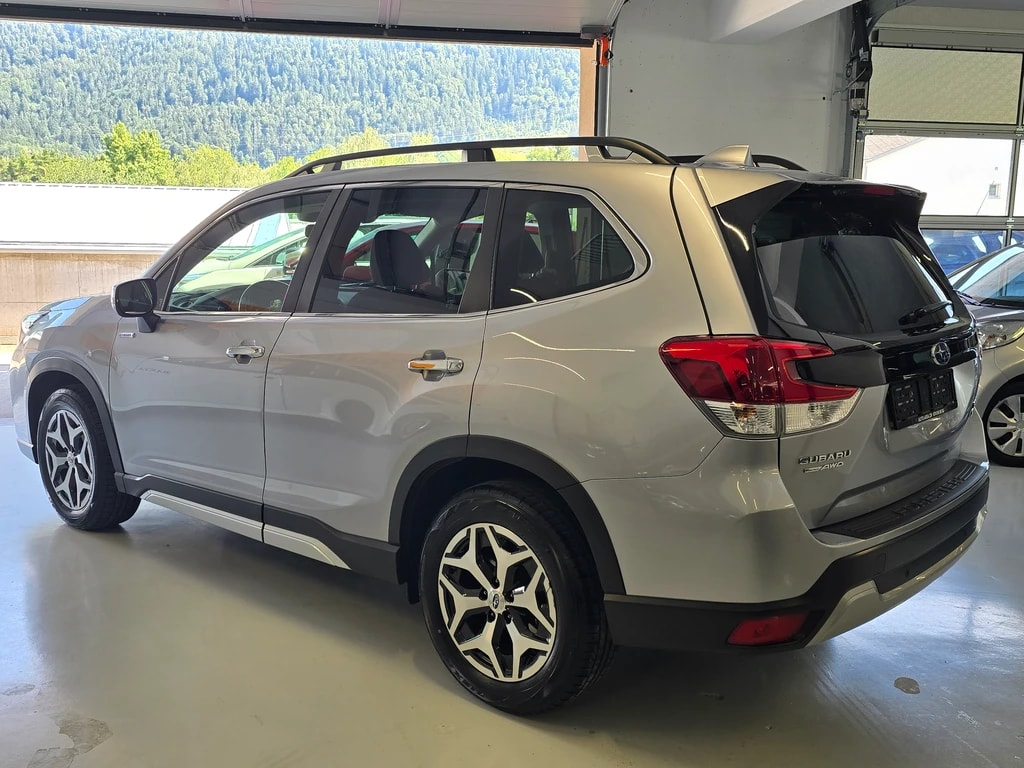 SUBARU Forester 2.0i e-Boxer Swiss Plus Lineartronic-image-6