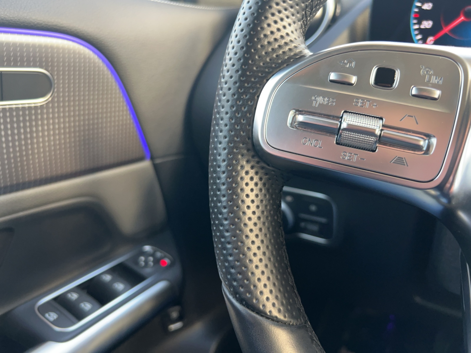 MERCEDES-BENZ EQA 300 4Matic-image-12