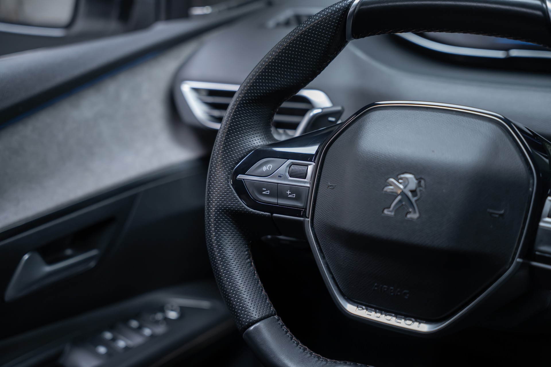 PEUGEOT 3008 1.6 PureTech GT Pack / CH-Fahrzeug / Panorama-Schiebedach / 360°Kamera-image-26