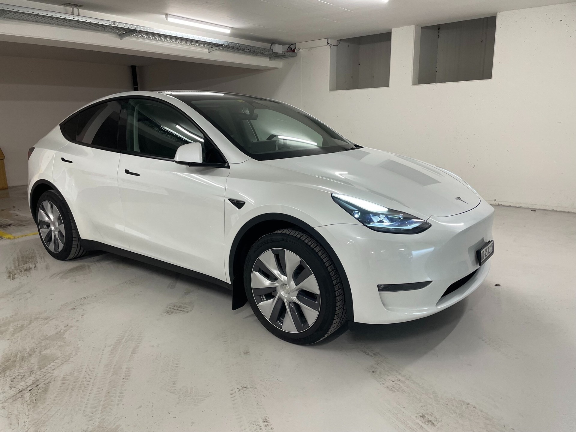 TESLA Model Y Long Range-image-1