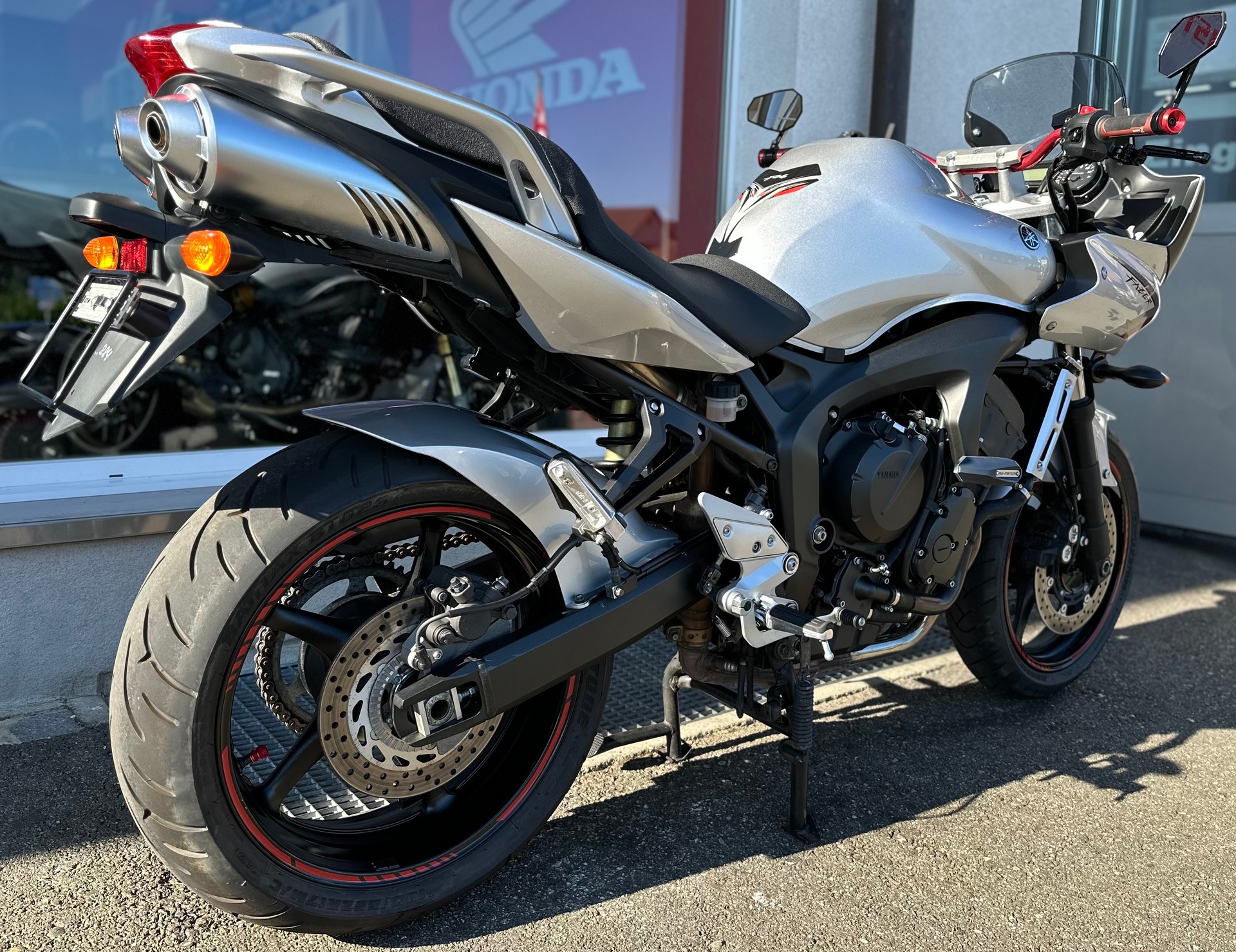 YAMAHA FZ6 S-showroom-element-3