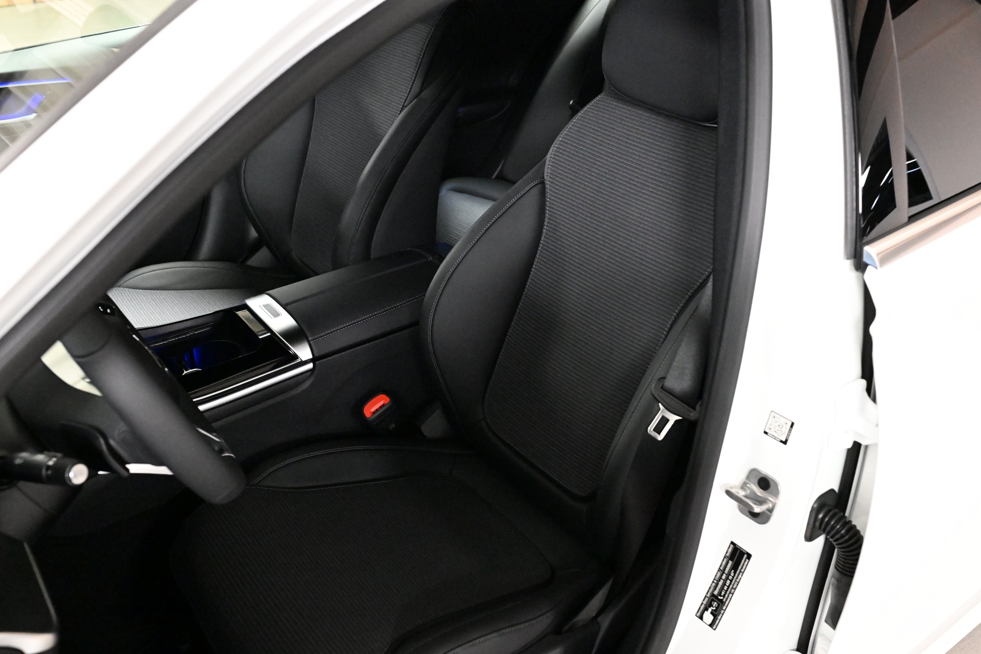 MERCEDES-BENZ C 200 T 4 Matic-image-13