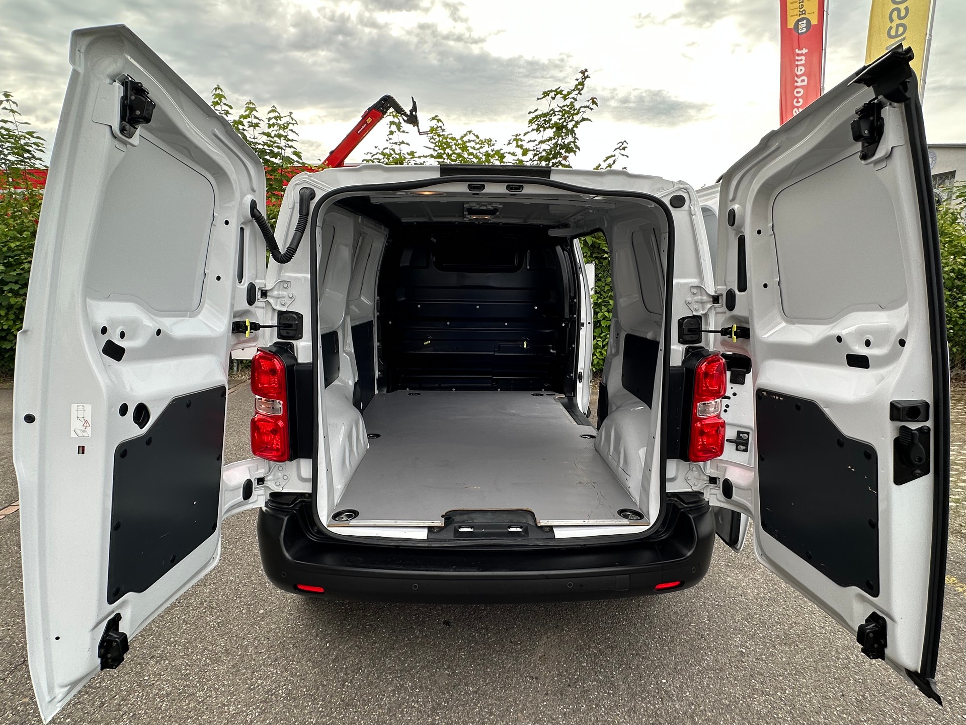 PEUGEOT Expert 2.0 BlueHDi 145 S&S Standard-image-15