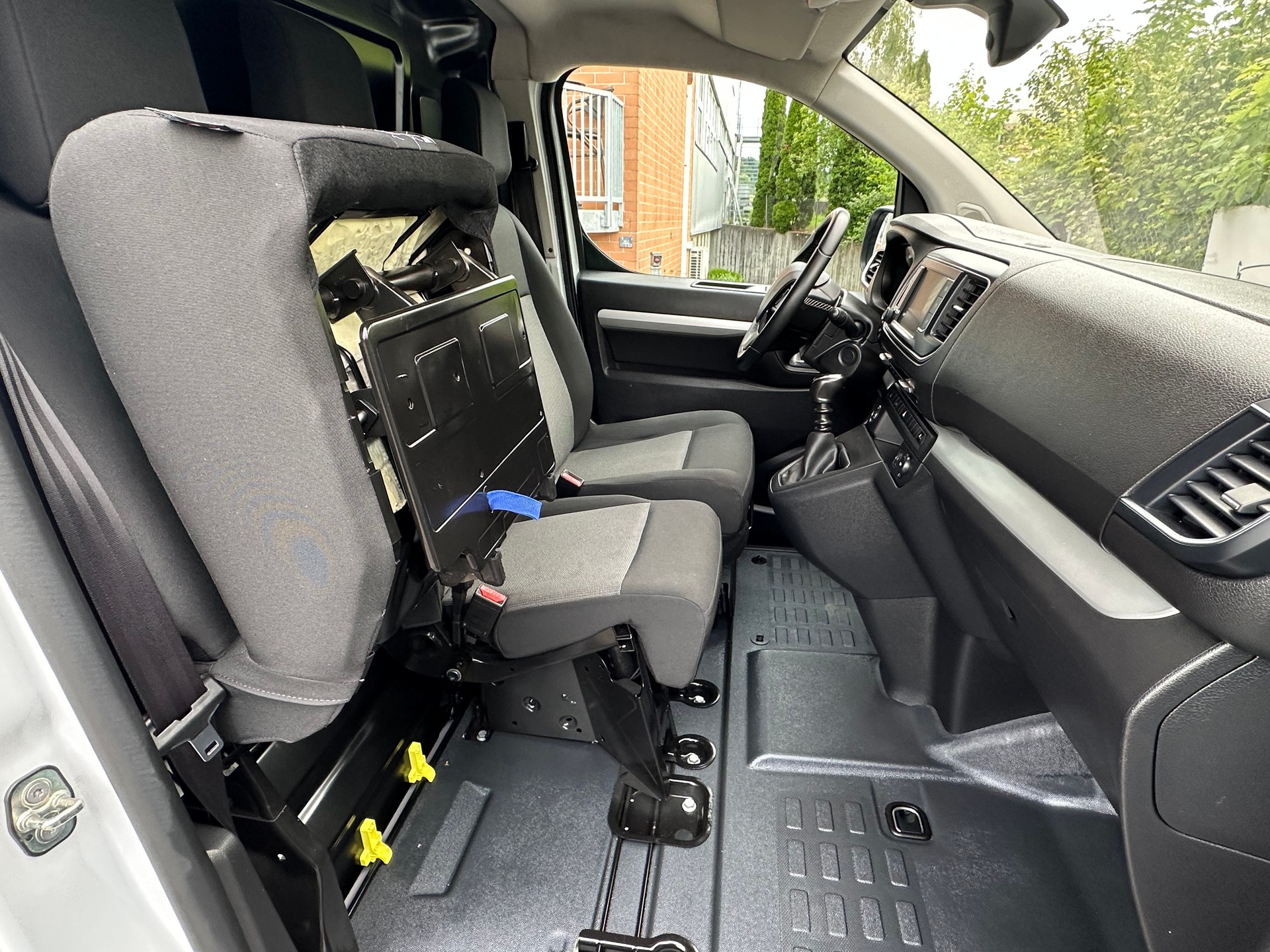 PEUGEOT Expert 2.0 BlueHDi 145 S&S Standard-image-11