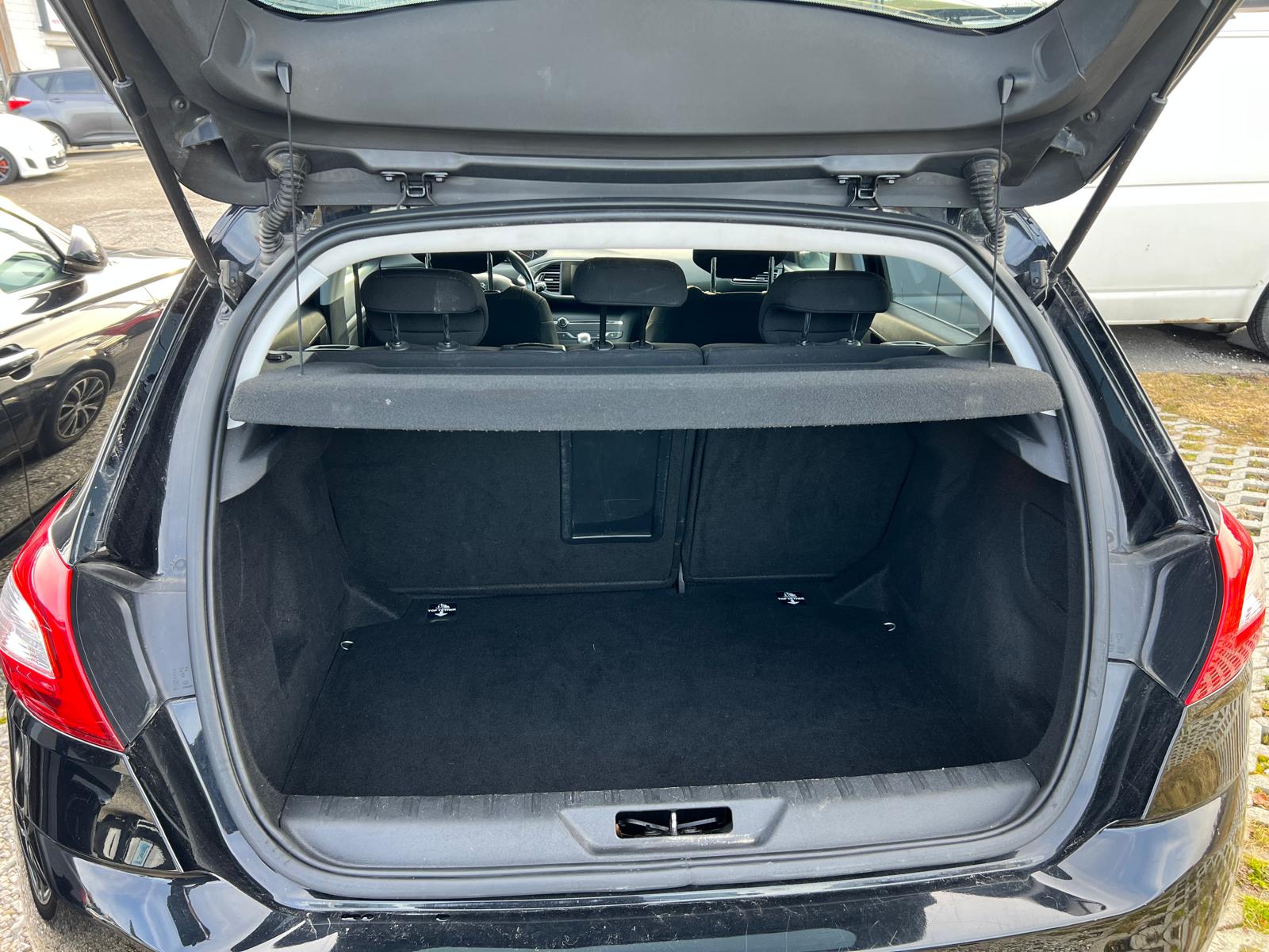 PEUGEOT 308 1.2 THP Allure-image-13