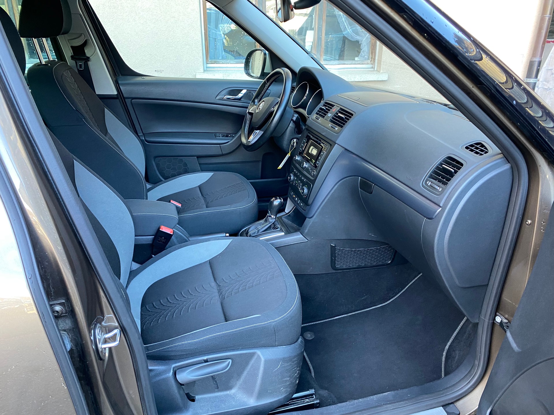 SKODA Yeti 2.0 TDI Outdoor Adventure 4x4 DSG-image-4