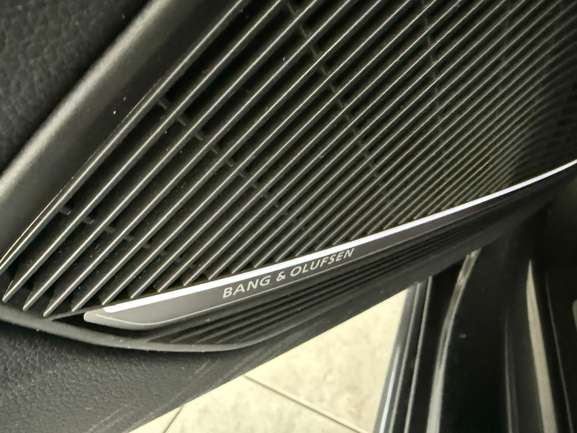 AUDI A4 Avant 40 TDI S line Attraction quattro S-tronic, 8-fach bereift-image-16