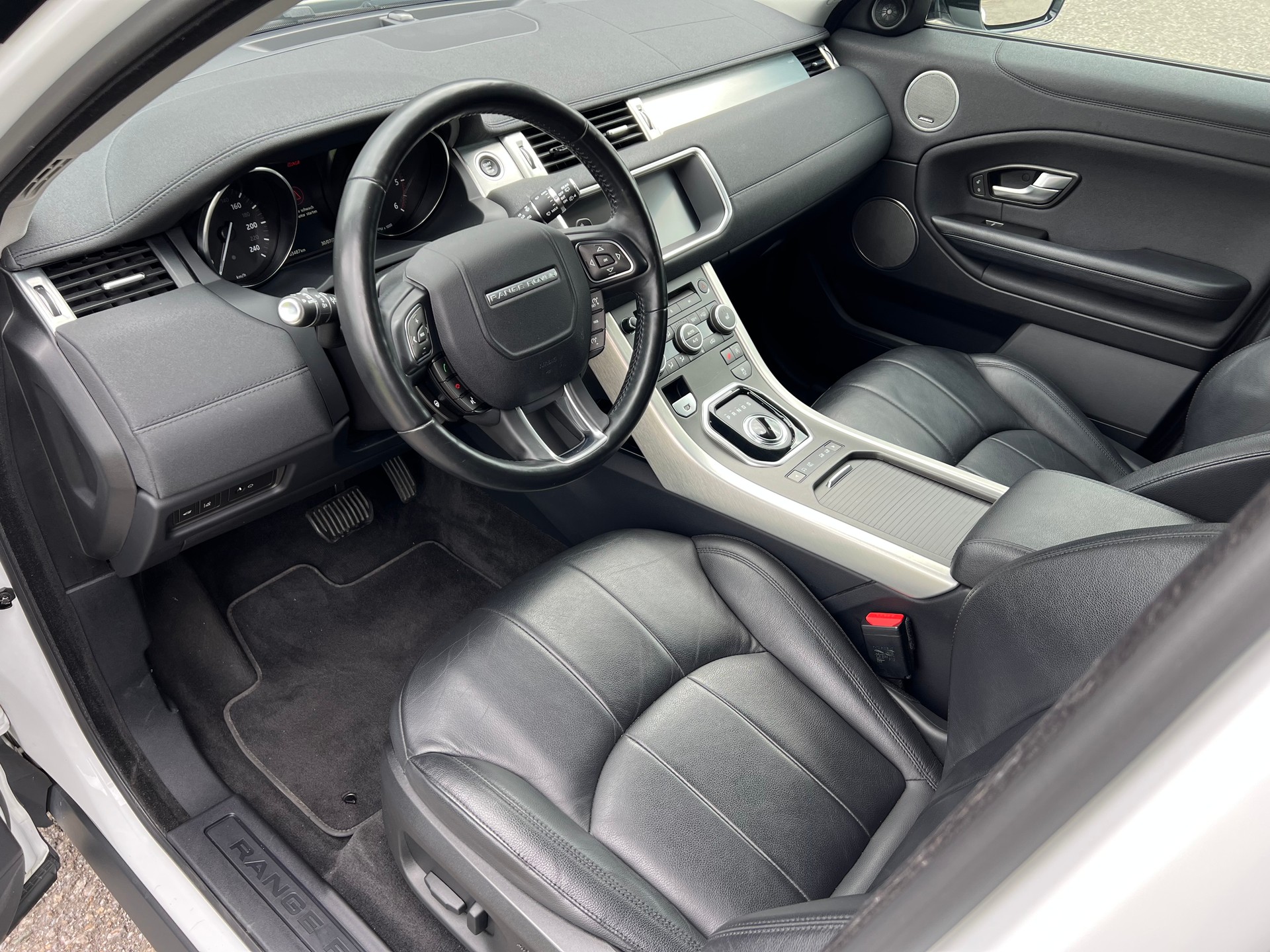 LAND ROVER Range Rover Evoque 2.0 TD4 SE Dynamic-image-8