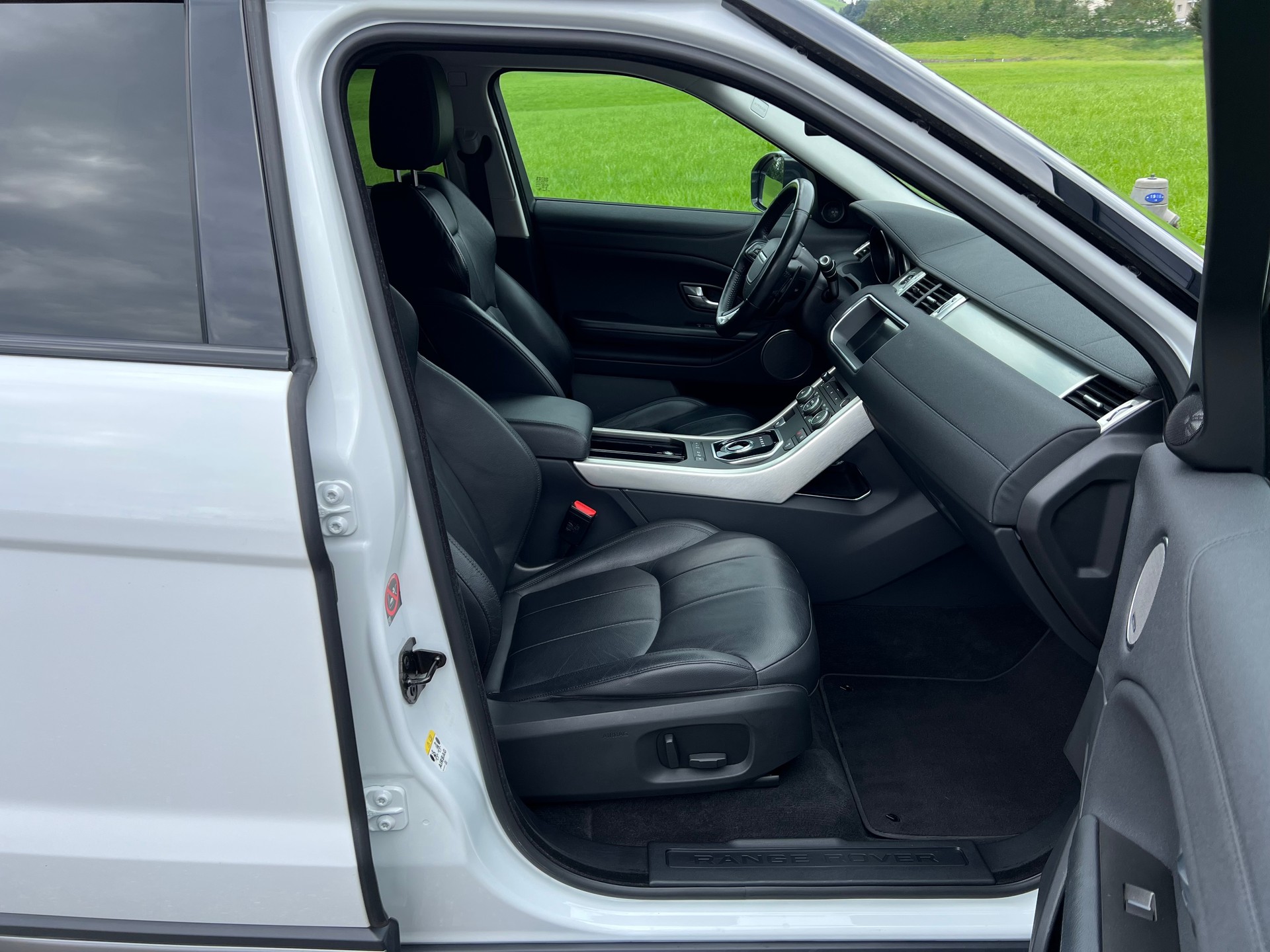 LAND ROVER Range Rover Evoque 2.0 TD4 SE Dynamic-image-14