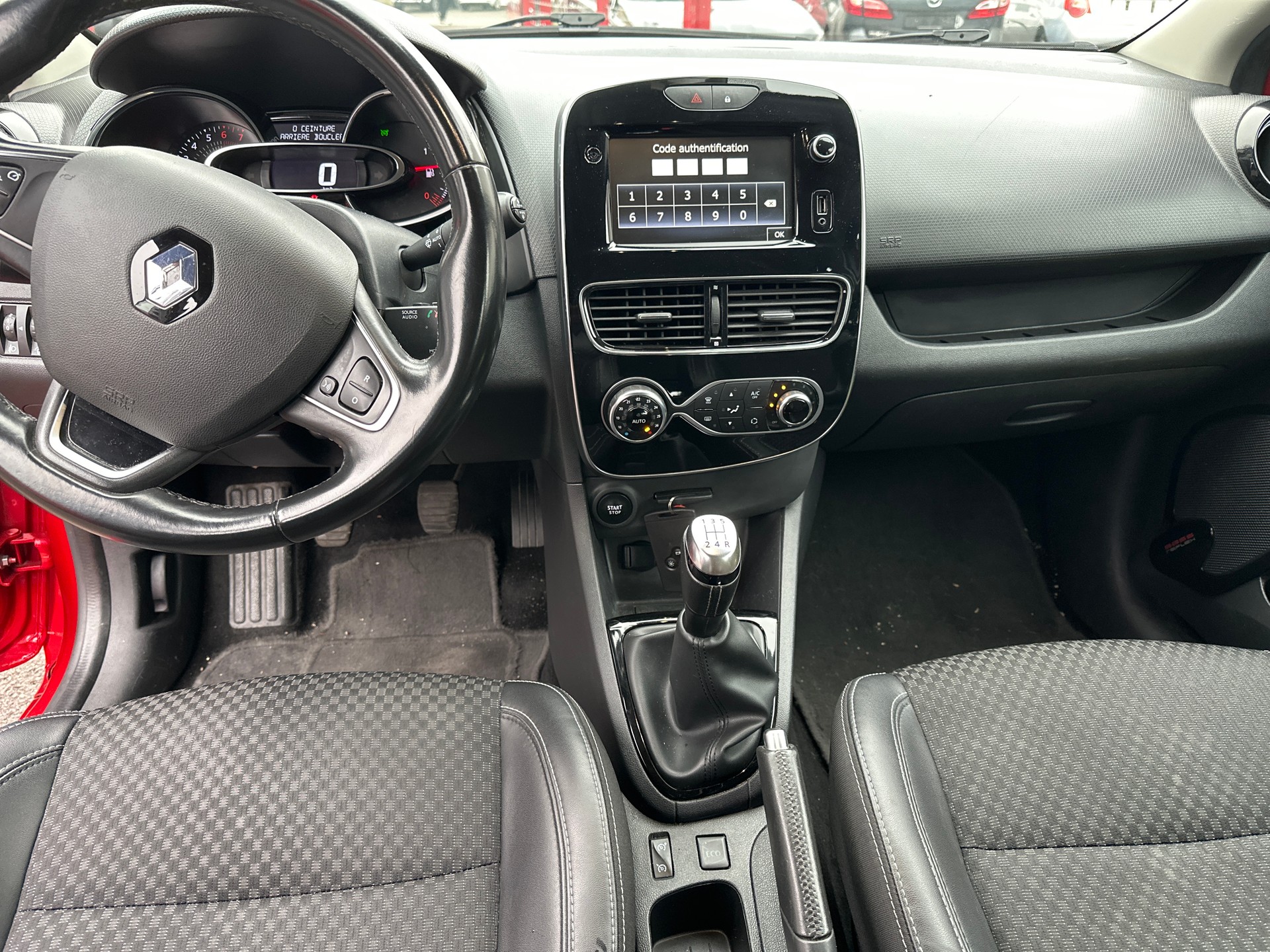 RENAULT Clio 0.9 Intens-image-13