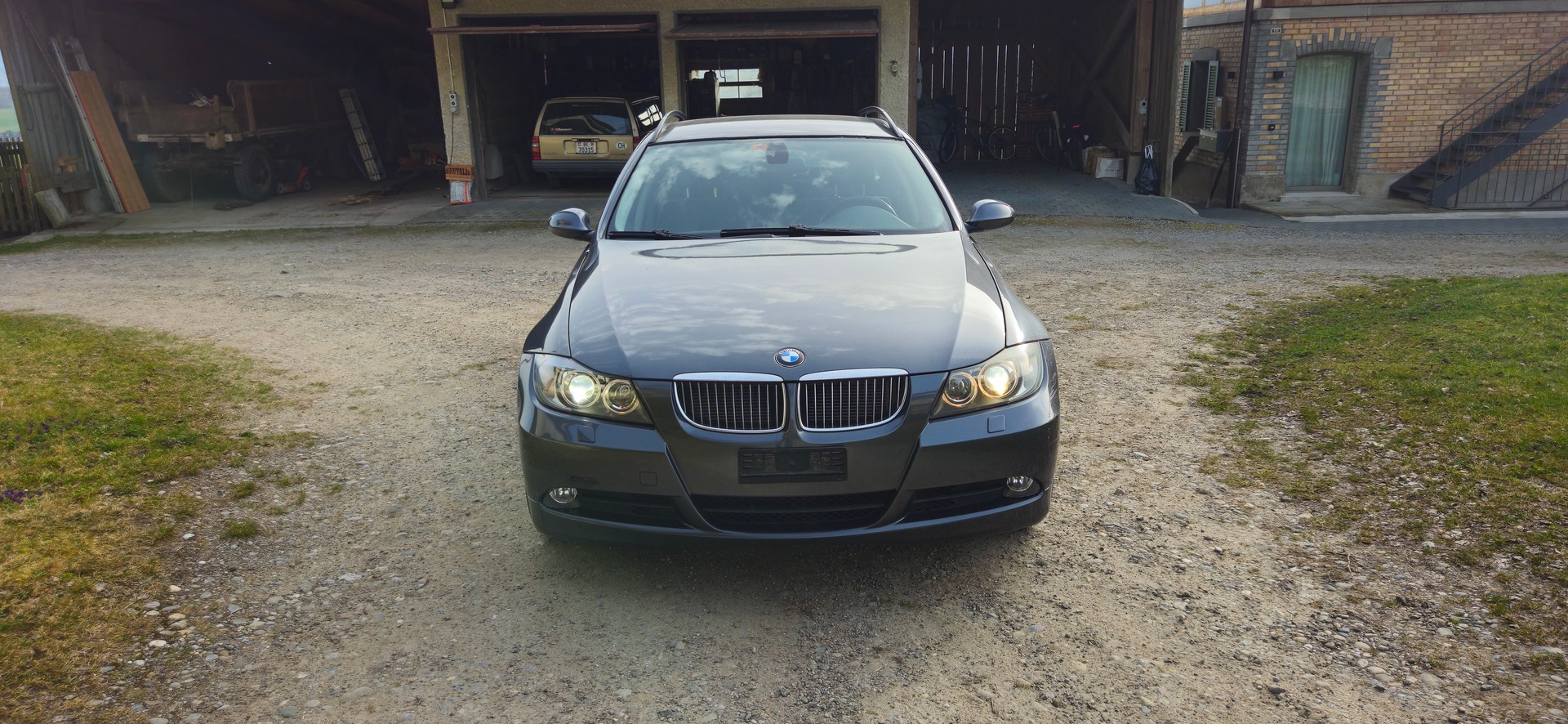 BMW 325xi Touring-image-1