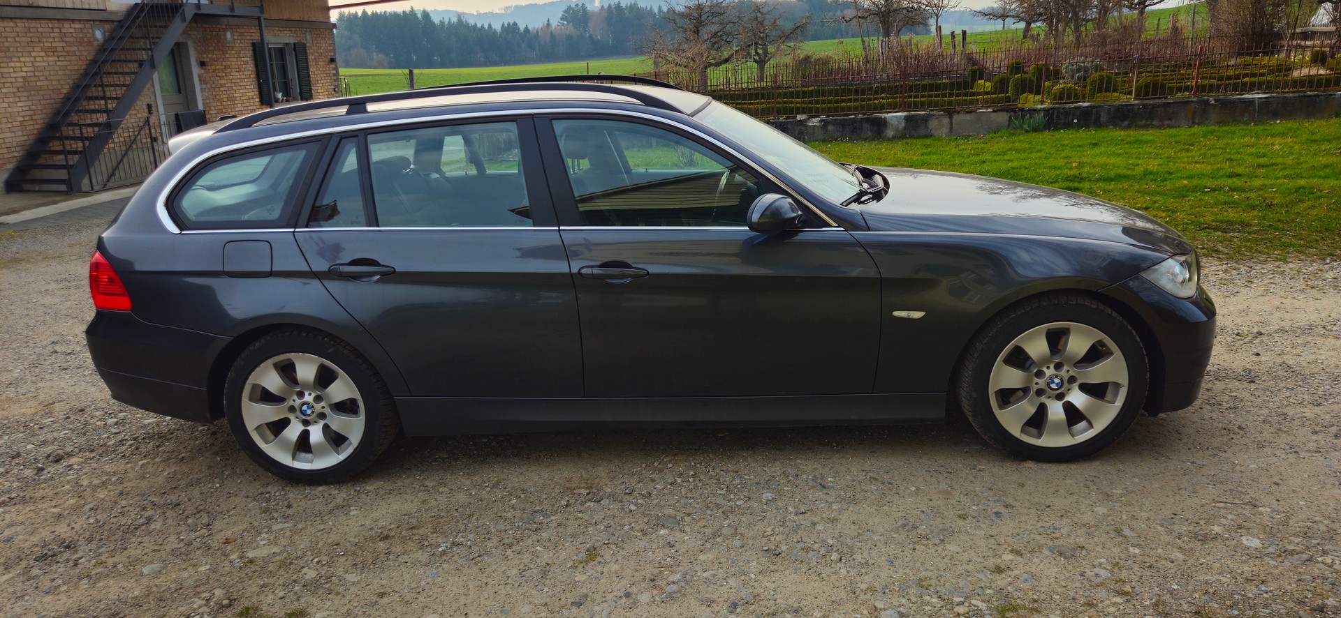BMW 325xi Touring-image-2