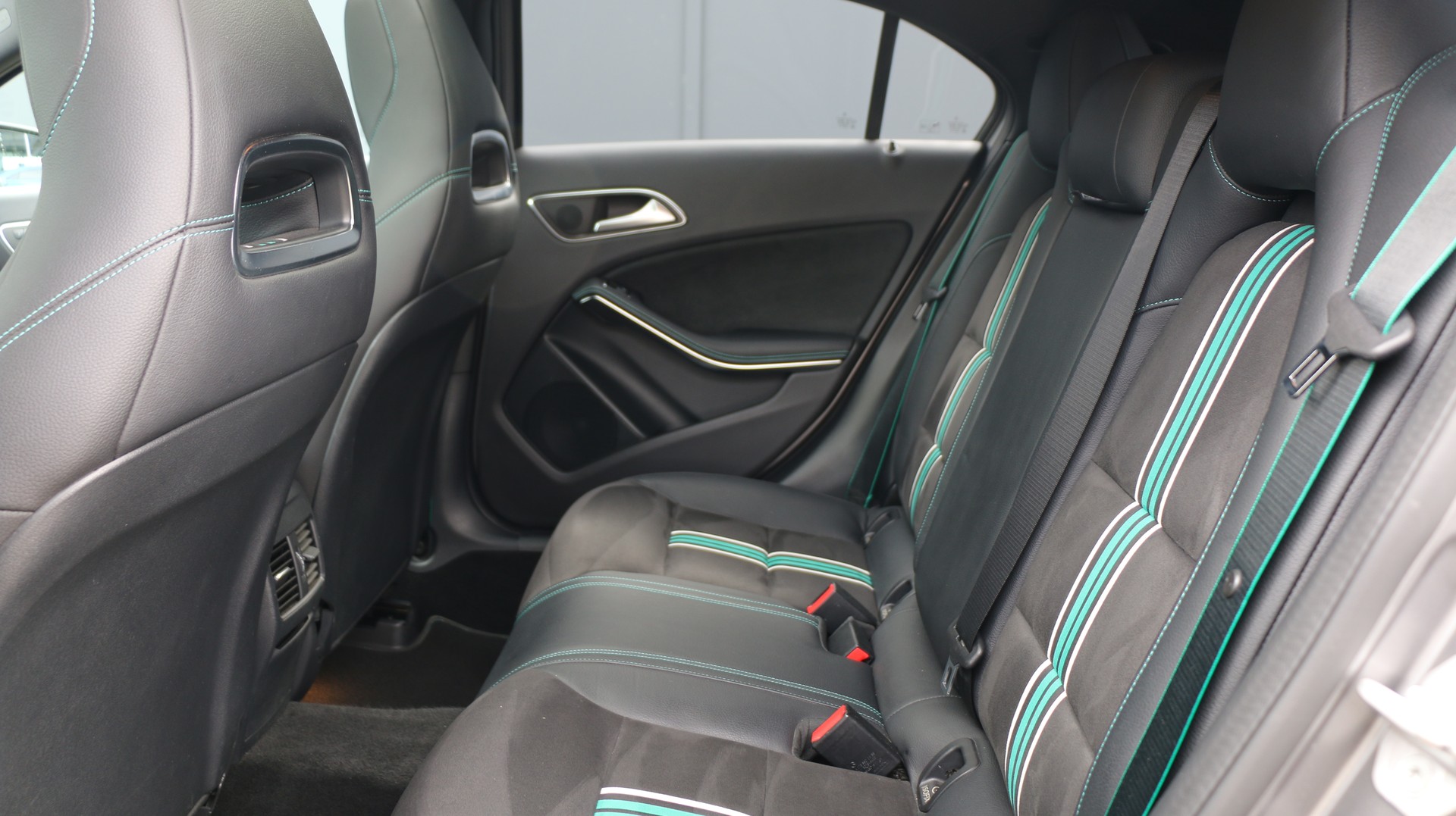 MERCEDES-BENZ A 250 Sport 4Matic-image-17