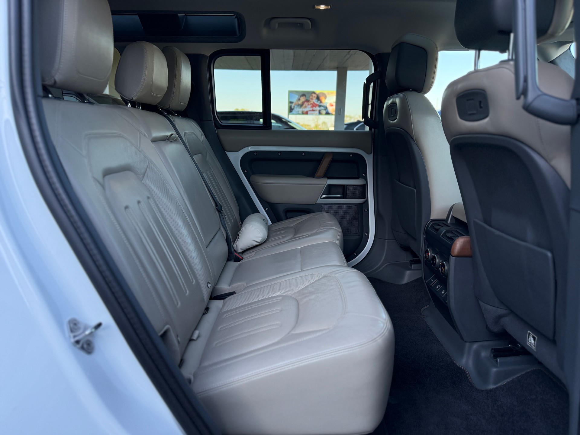 LAND ROVER Defender 110 3.0 D I6 250 HSE AWD AT8-image-12