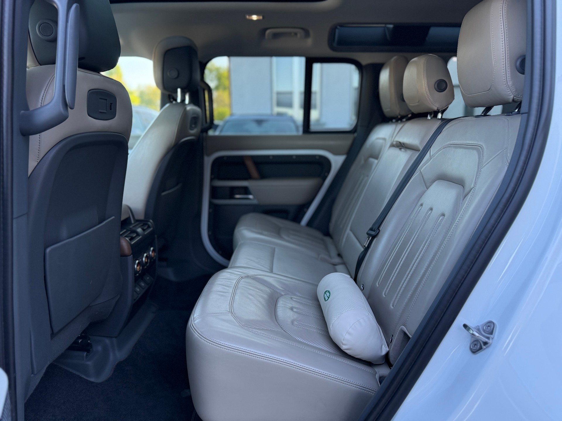 LAND ROVER Defender 110 3.0 D I6 250 HSE AWD AT8-image-10