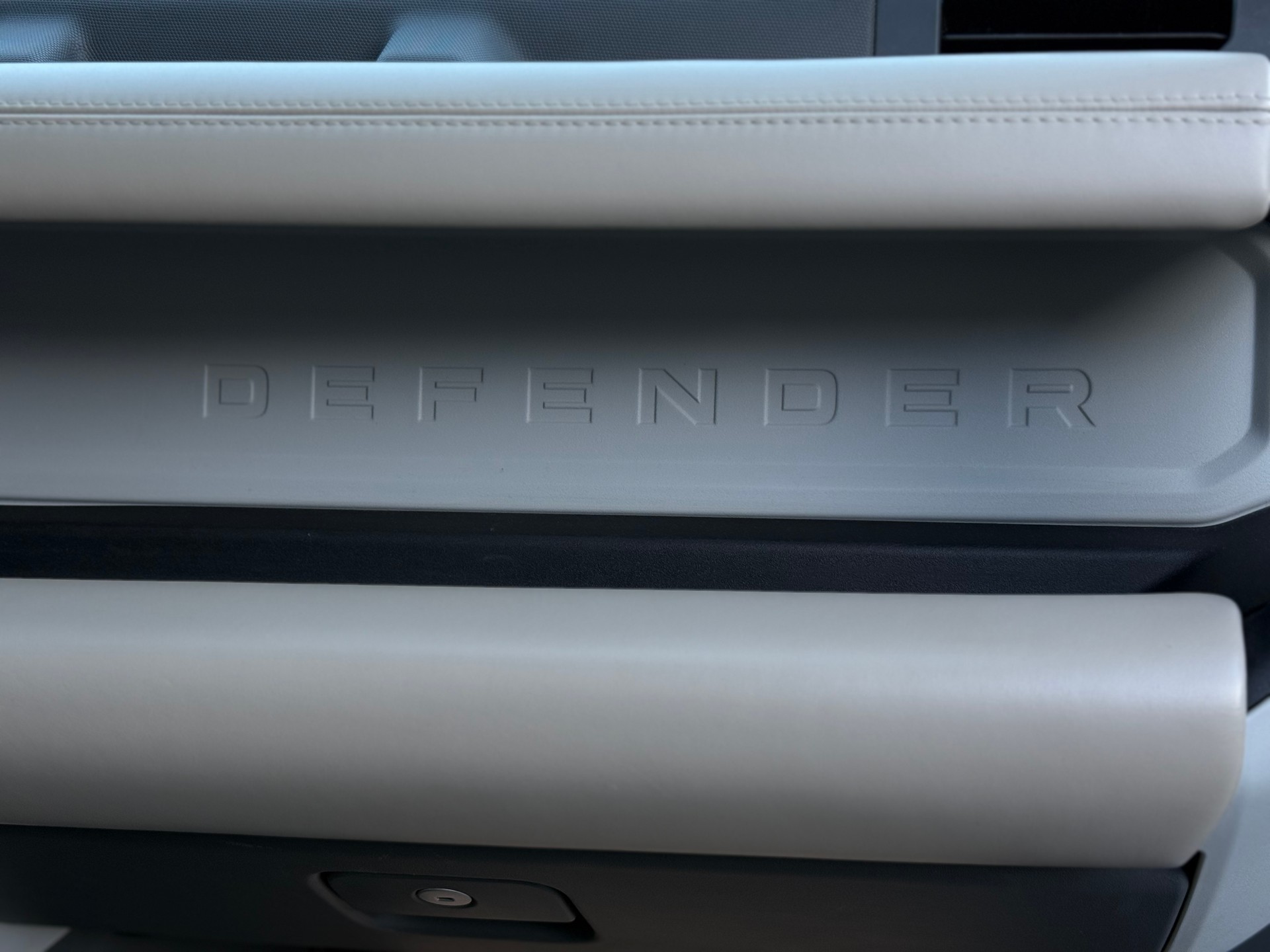 LAND ROVER Defender 110 3.0 D I6 250 HSE AWD AT8-image-28