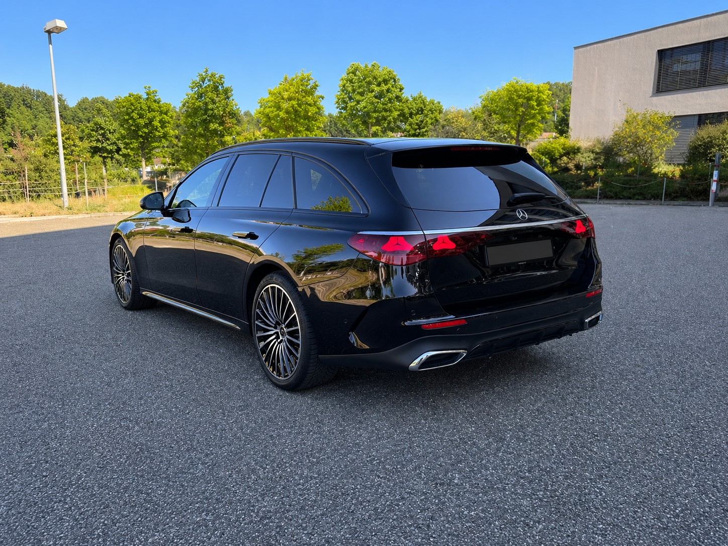 MERCEDES-BENZ E 220 d T 4MATIC AMG | Digital Light | 4D Burmester | HUD | 360° | CH | Garantie | usw.-image-1