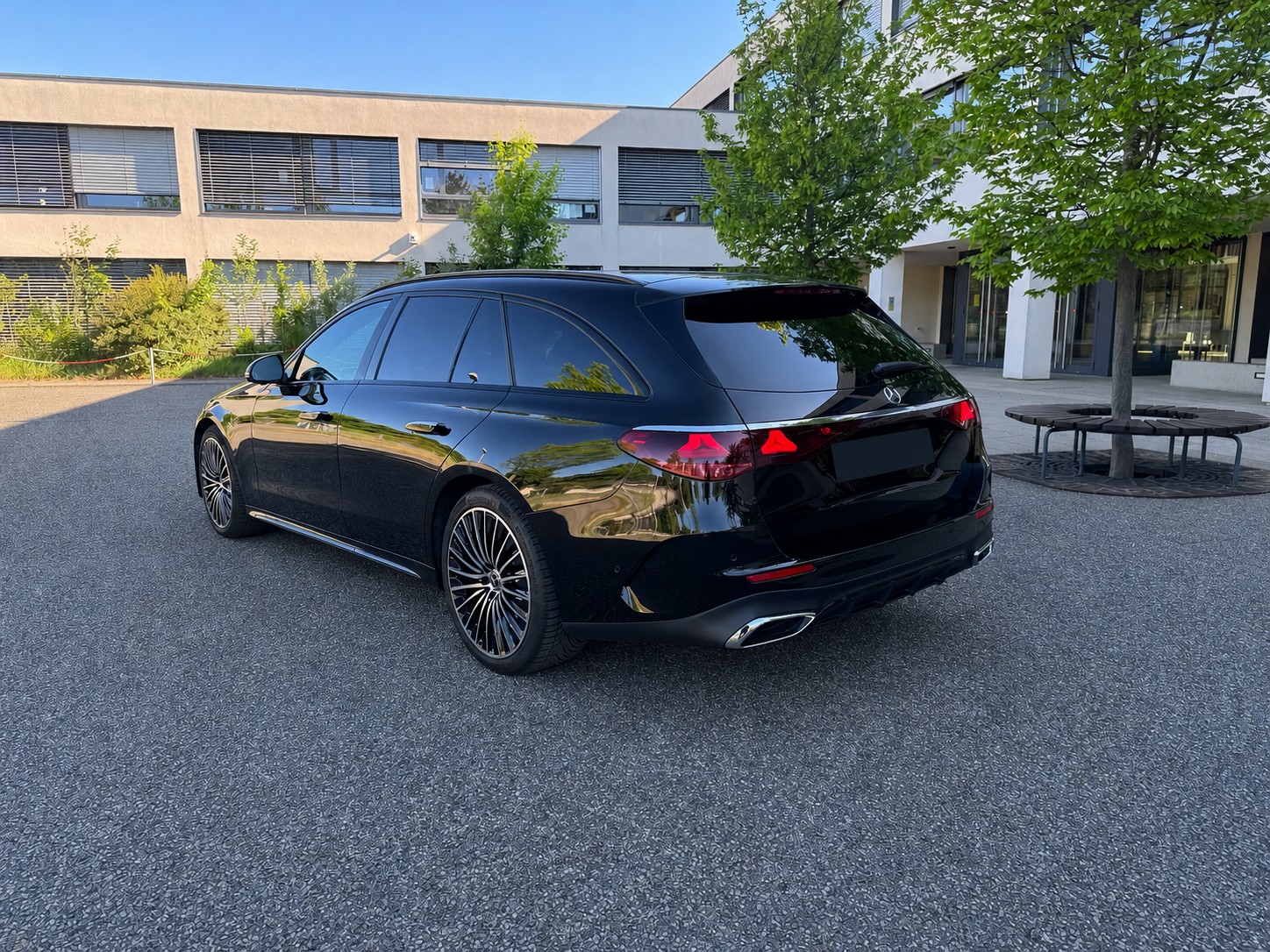 MERCEDES-BENZ E 220 d T 4MATIC AMG | Digital Light | 4D Burmester | HUD | 360° | CH | Garantie | usw.-image-5