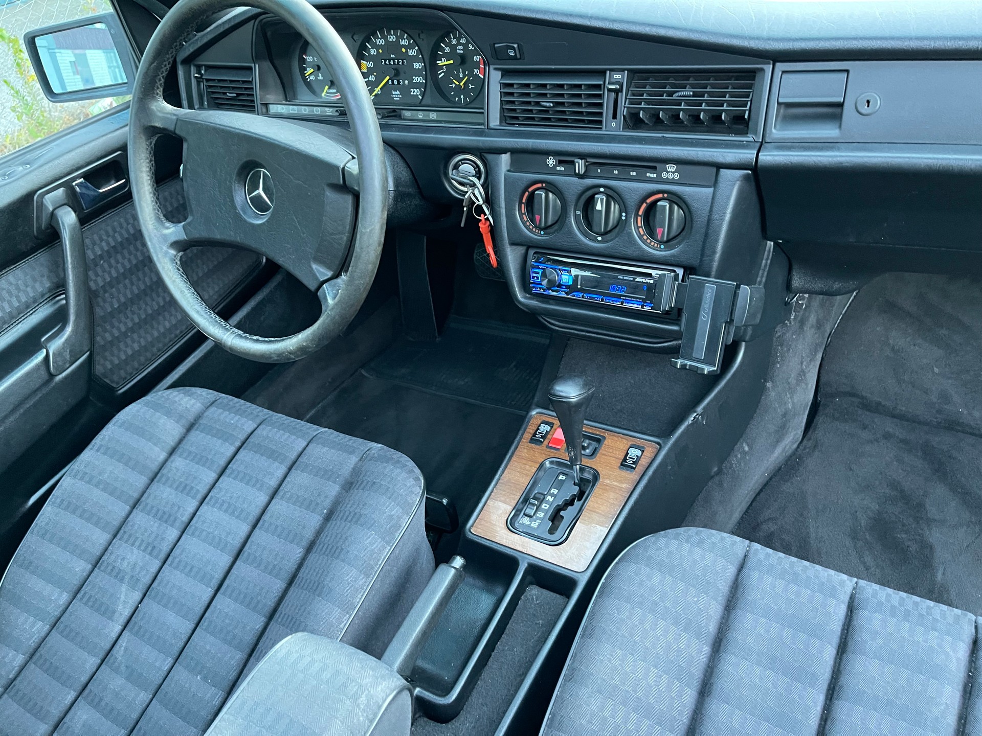 MERCEDES-BENZ 190 E 2.0-image-24