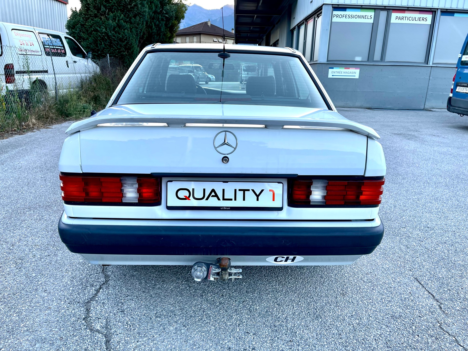 MERCEDES-BENZ 190 E 2.0-image-2