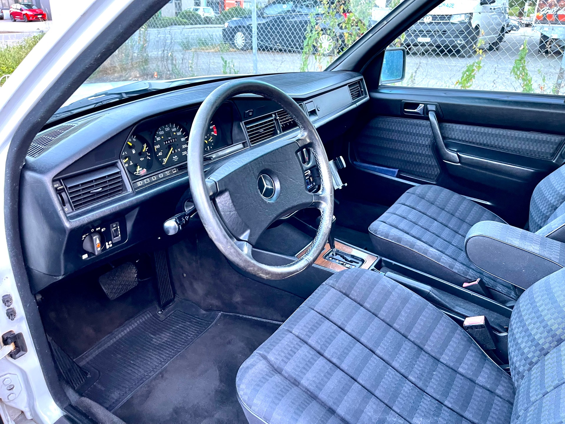 MERCEDES-BENZ 190 E 2.0-image-17