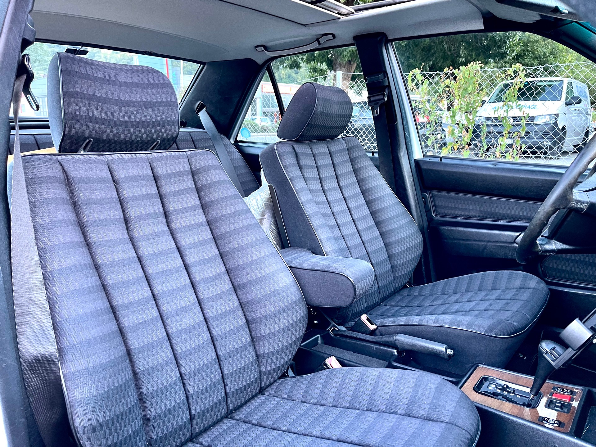 MERCEDES-BENZ 190 E 2.0-image-23