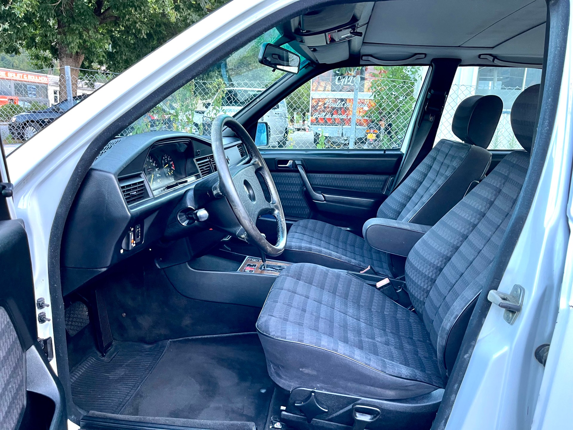 MERCEDES-BENZ 190 E 2.0-image-22
