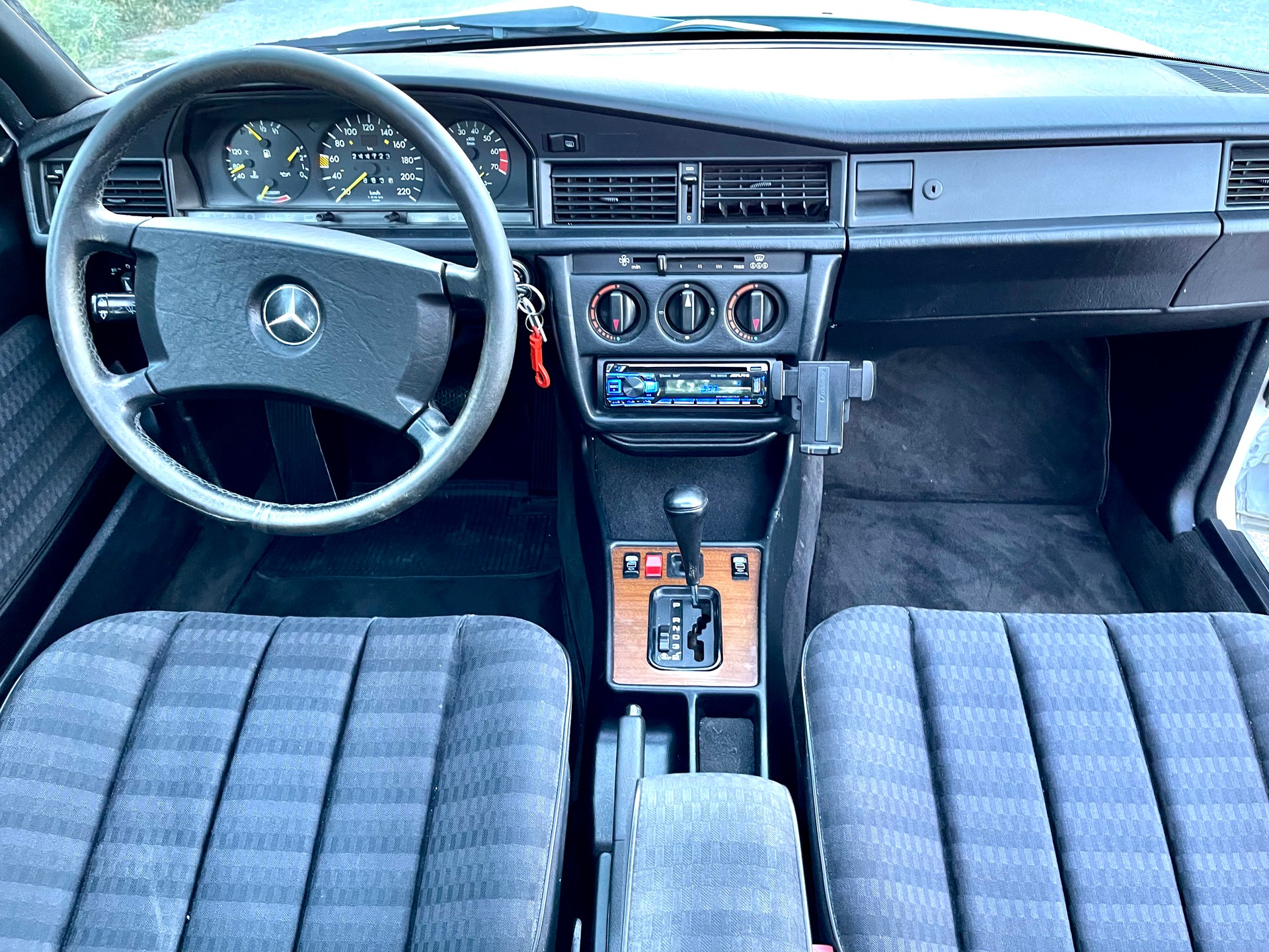 MERCEDES-BENZ 190 E 2.0-image-1