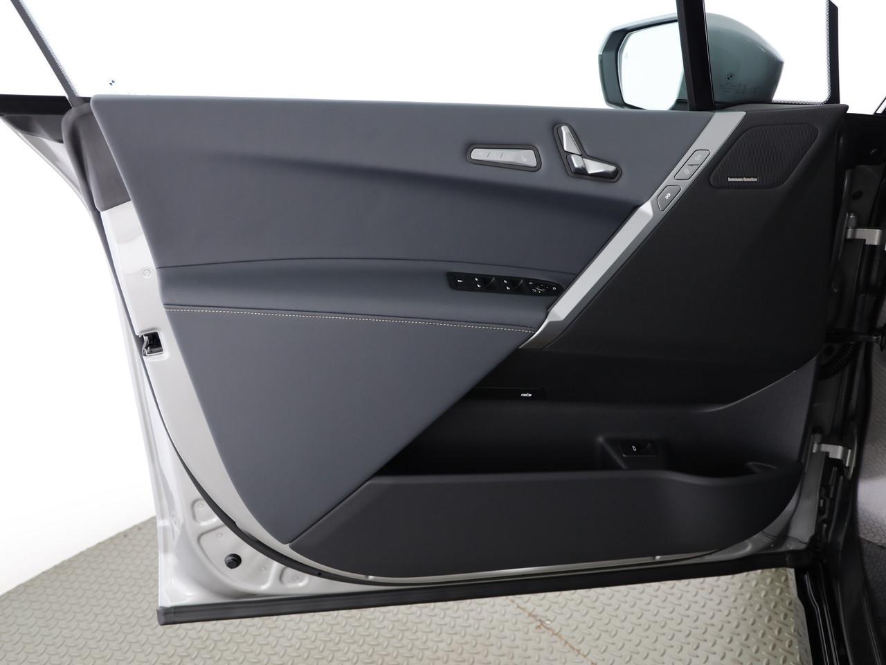 BMW iX xDrive60-image-12