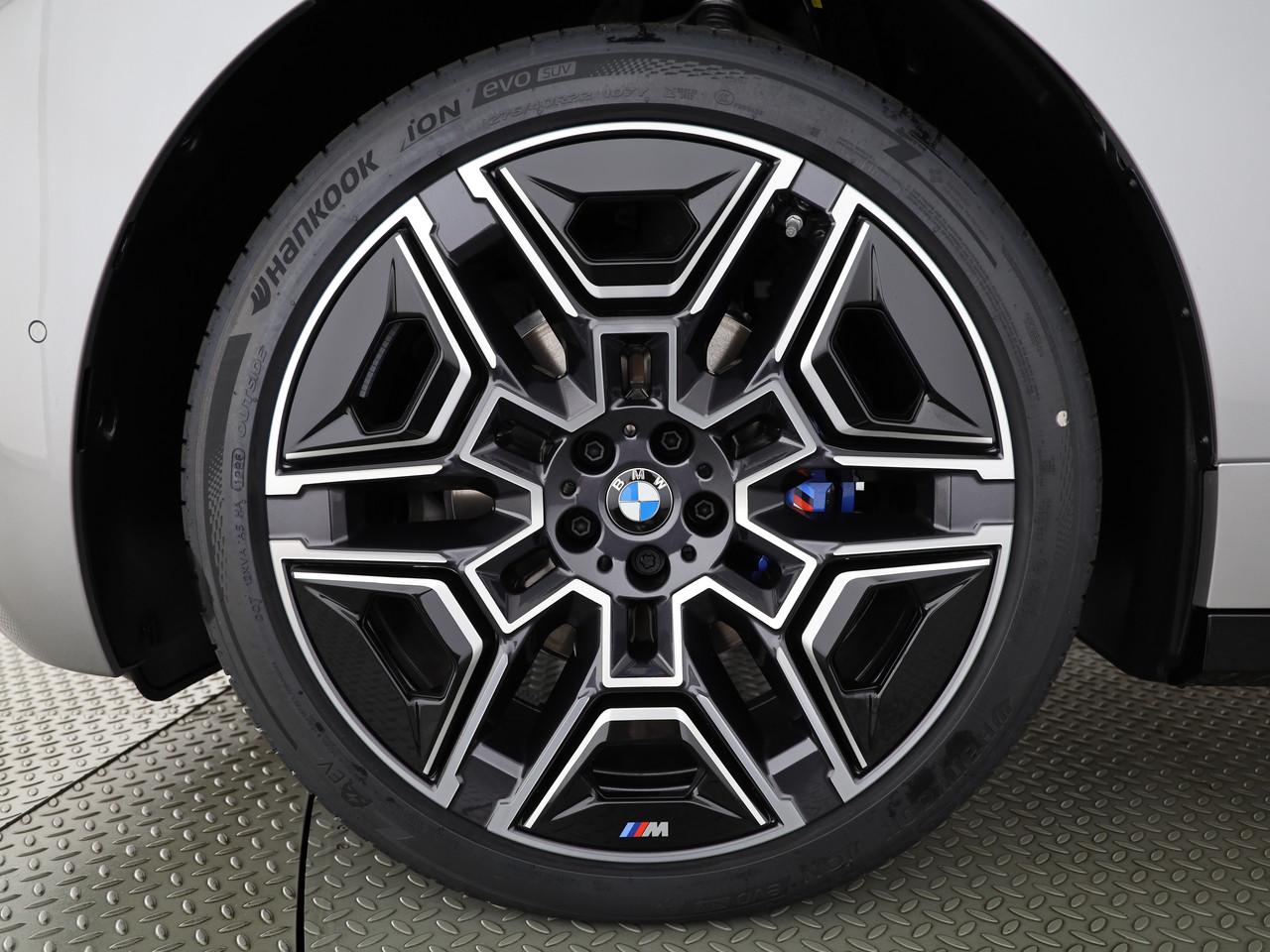 BMW iX xDrive60-image-18