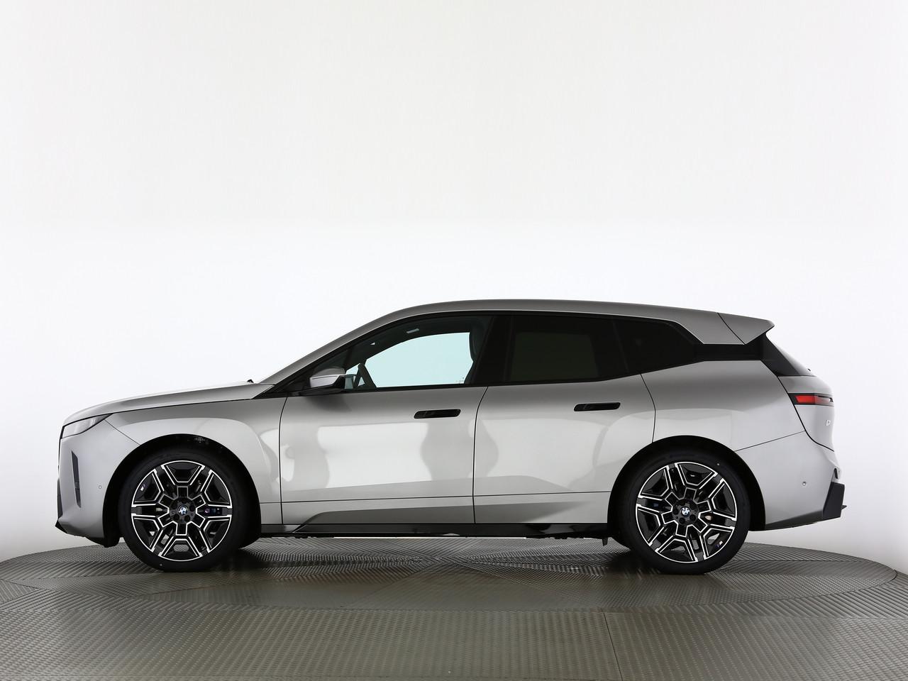 BMW iX xDrive60-image-1