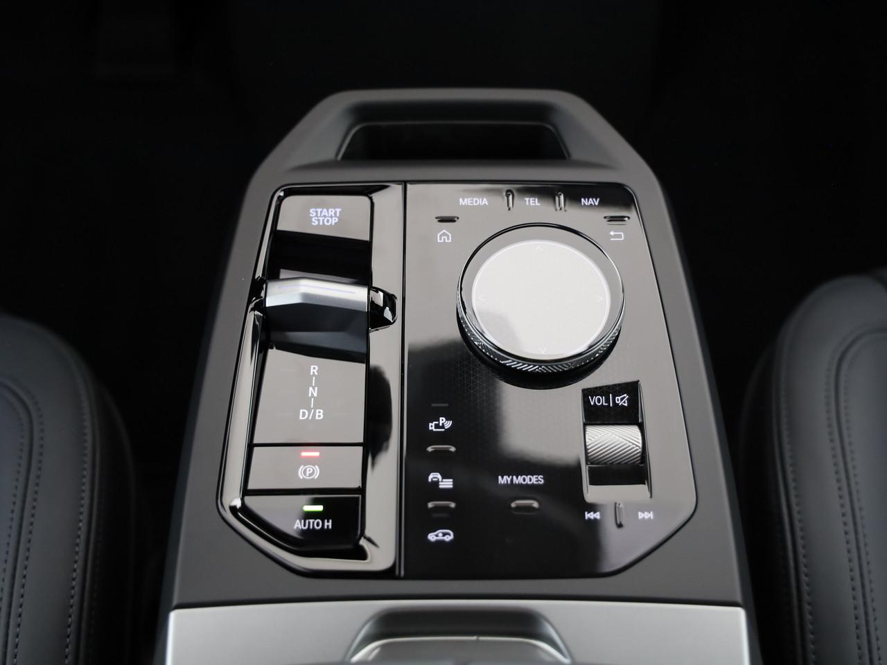 BMW iX xDrive60-image-16