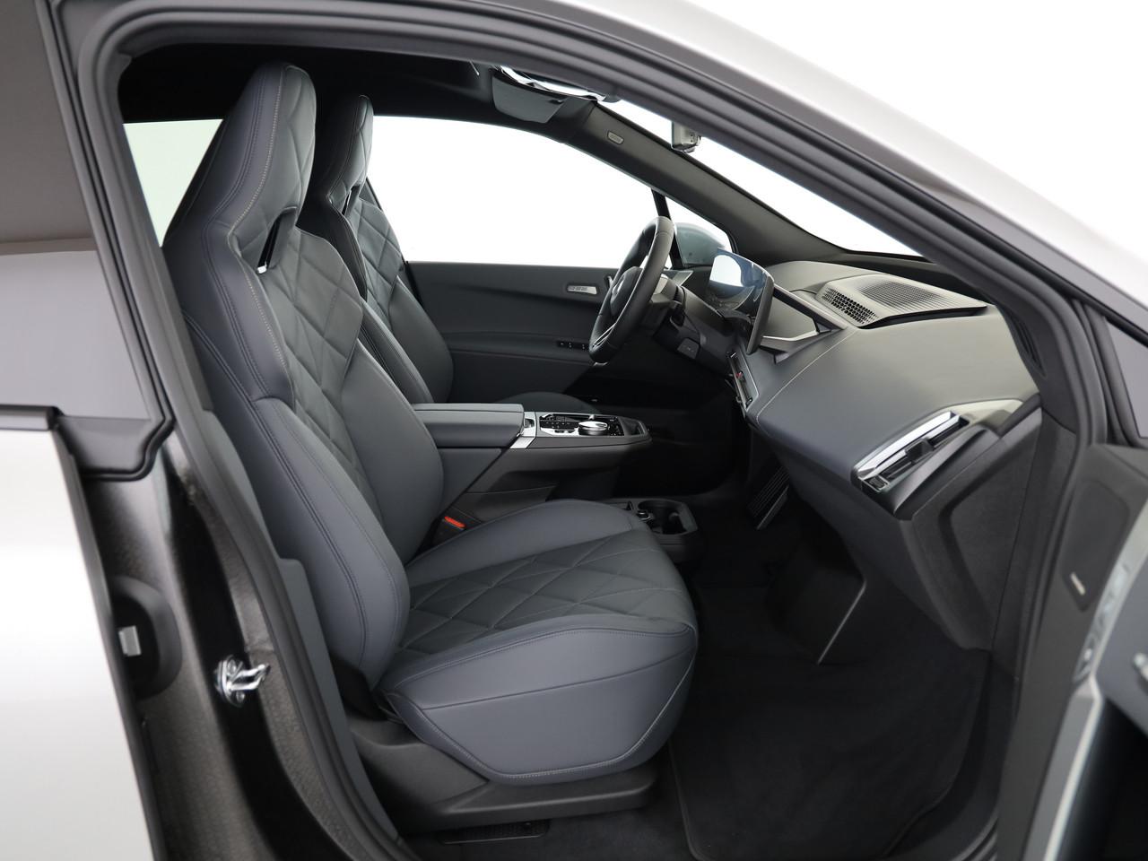 BMW iX xDrive60-image-10