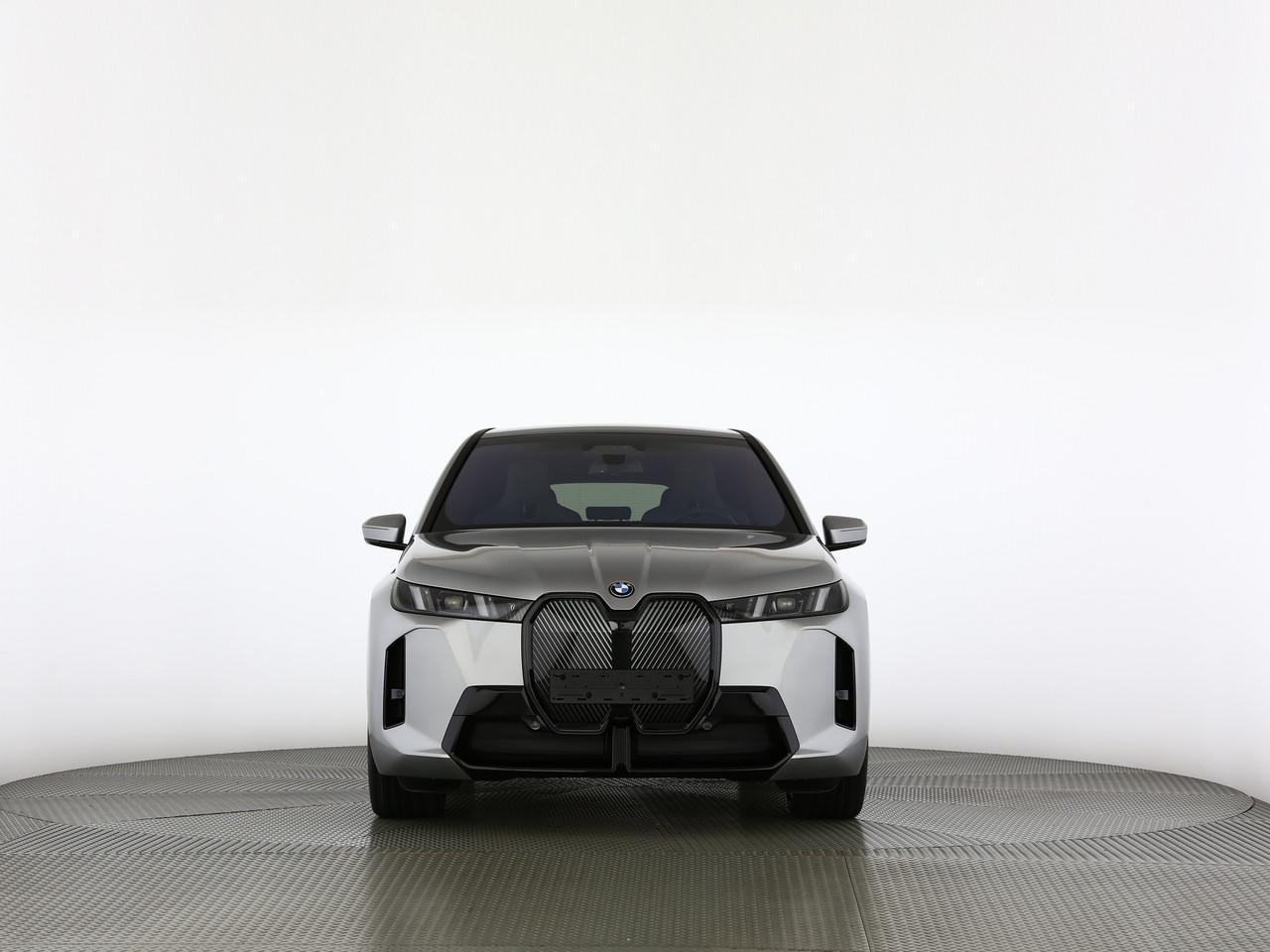 BMW iX xDrive60-image-2