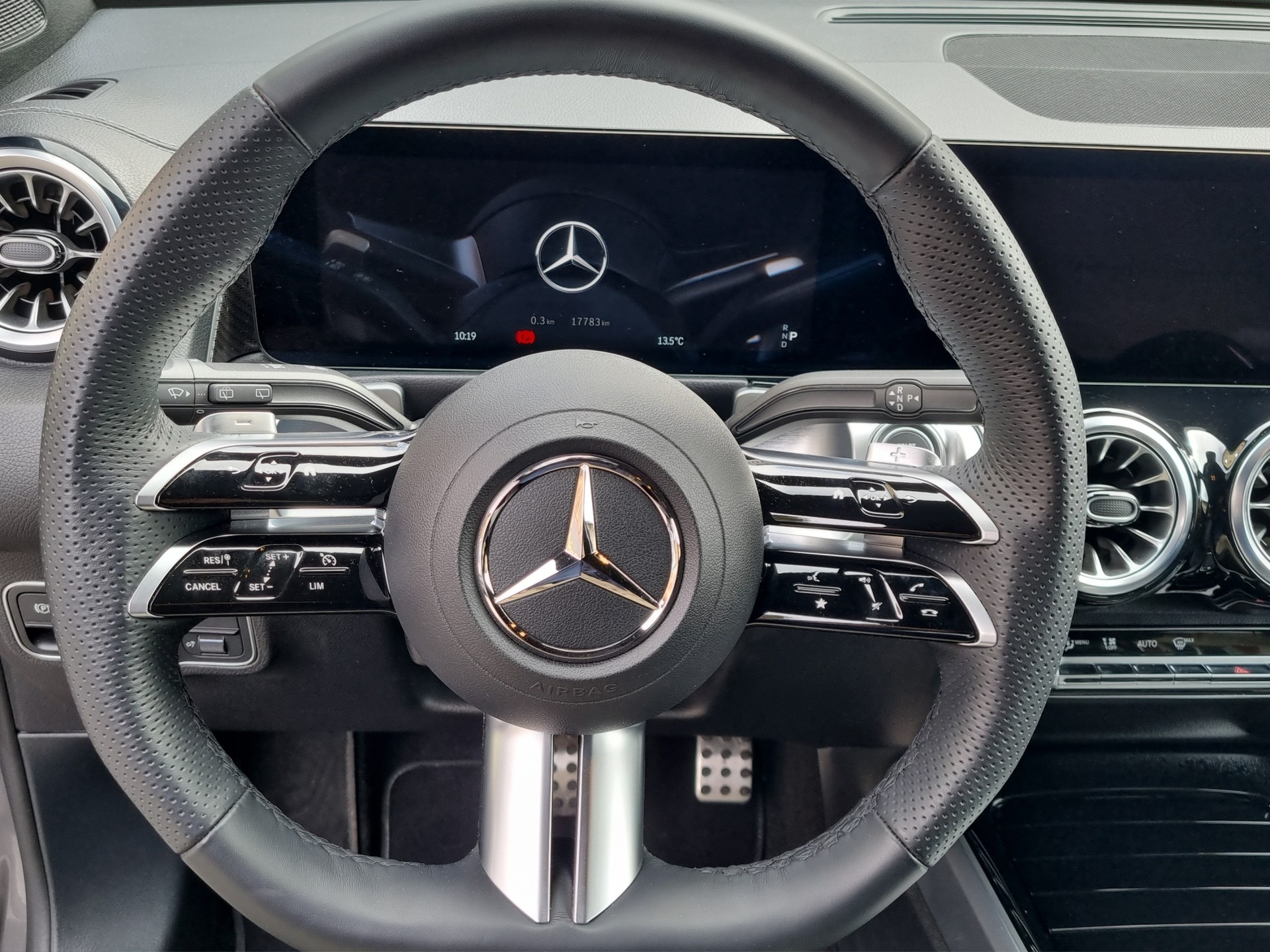 MERCEDES-BENZ GLB 220 d AMG Line 4matic-image-12