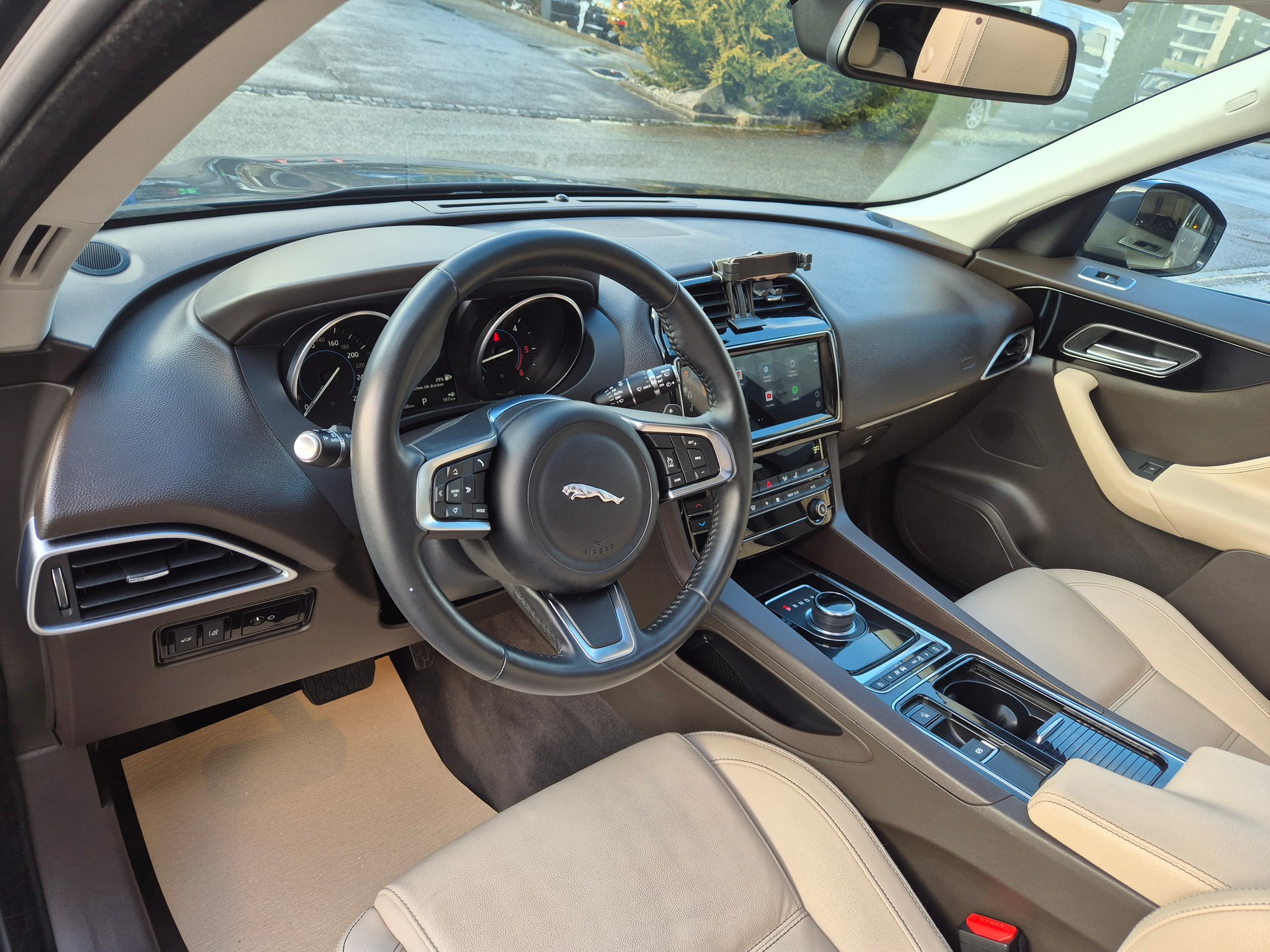 JAGUAR F-Pace 25d Pure AWD Automatik-image-7