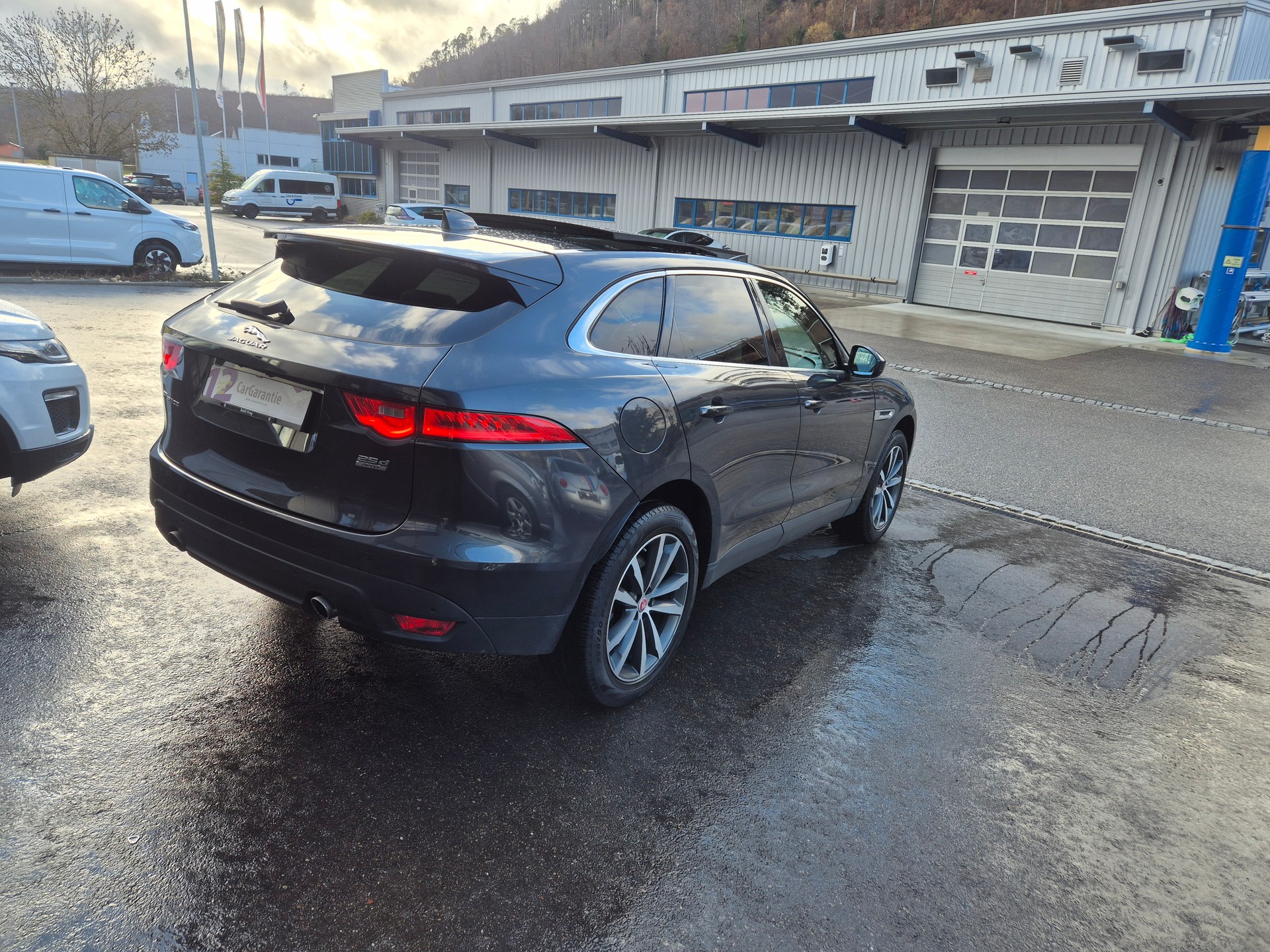 JAGUAR F-Pace 25d Pure AWD Automatik-image-4
