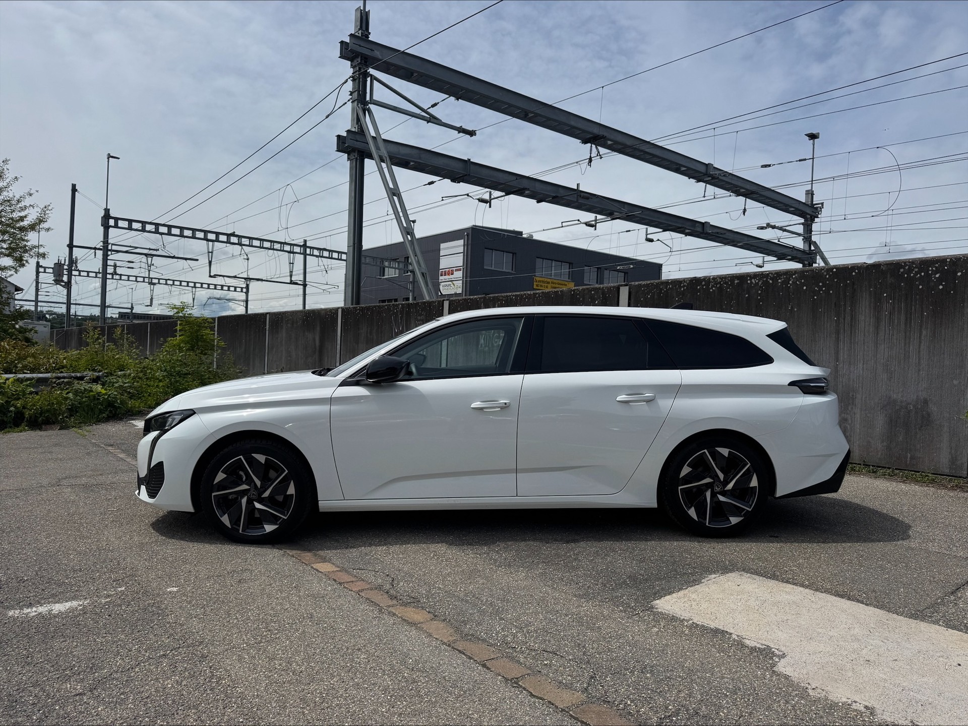 PEUGEOT 308 SW 1.5 BlueHDI Allure EAT8-image-1