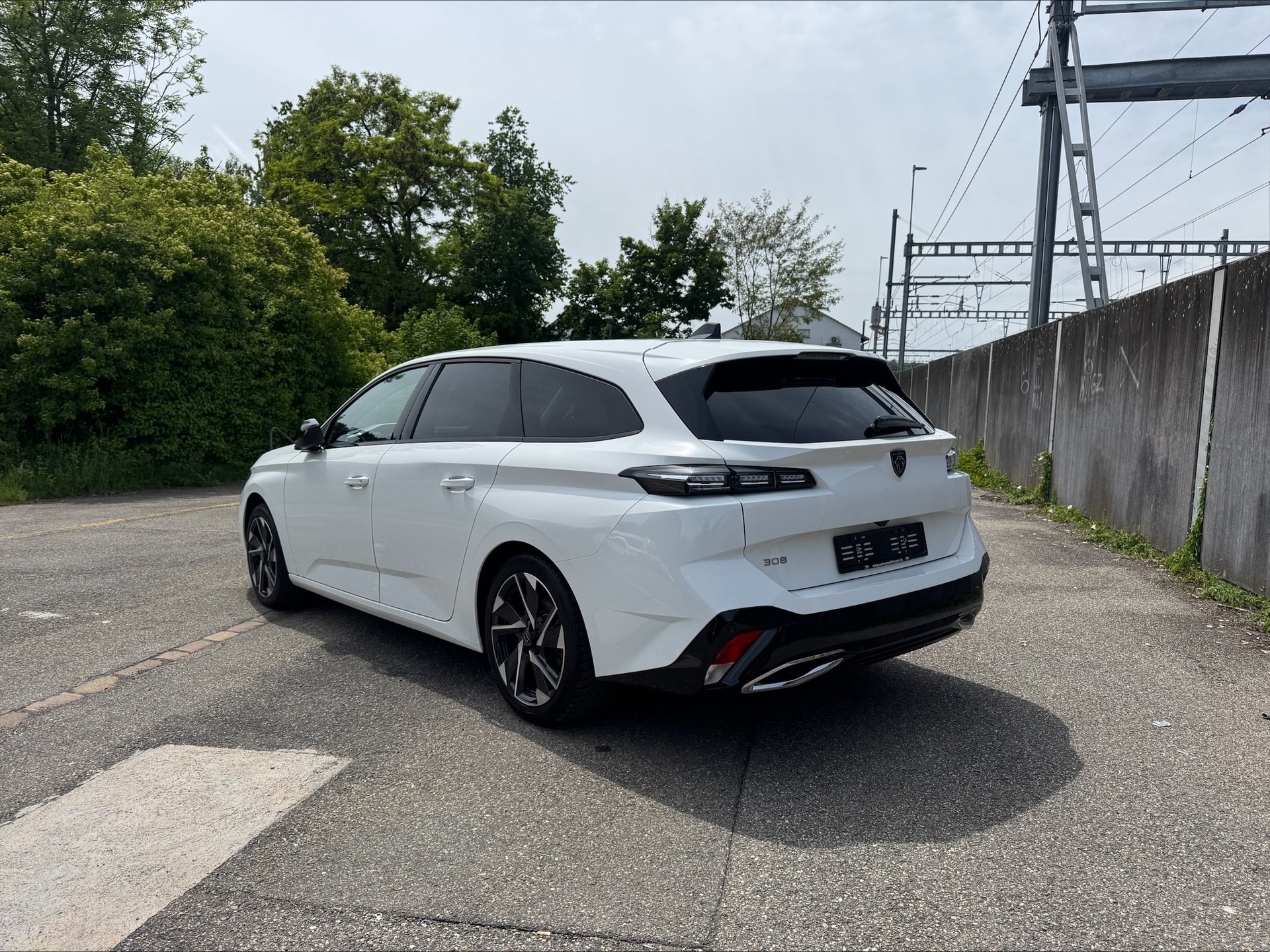 PEUGEOT 308 SW 1.5 BlueHDI Allure EAT8-image-2