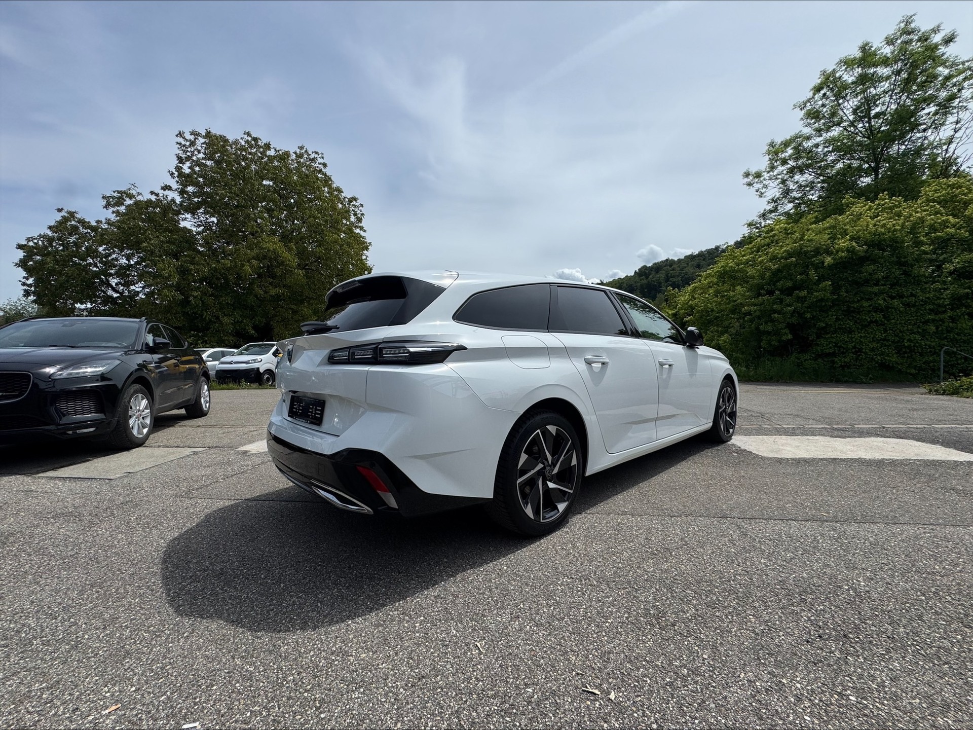 PEUGEOT 308 SW 1.5 BlueHDI Allure EAT8-image-4